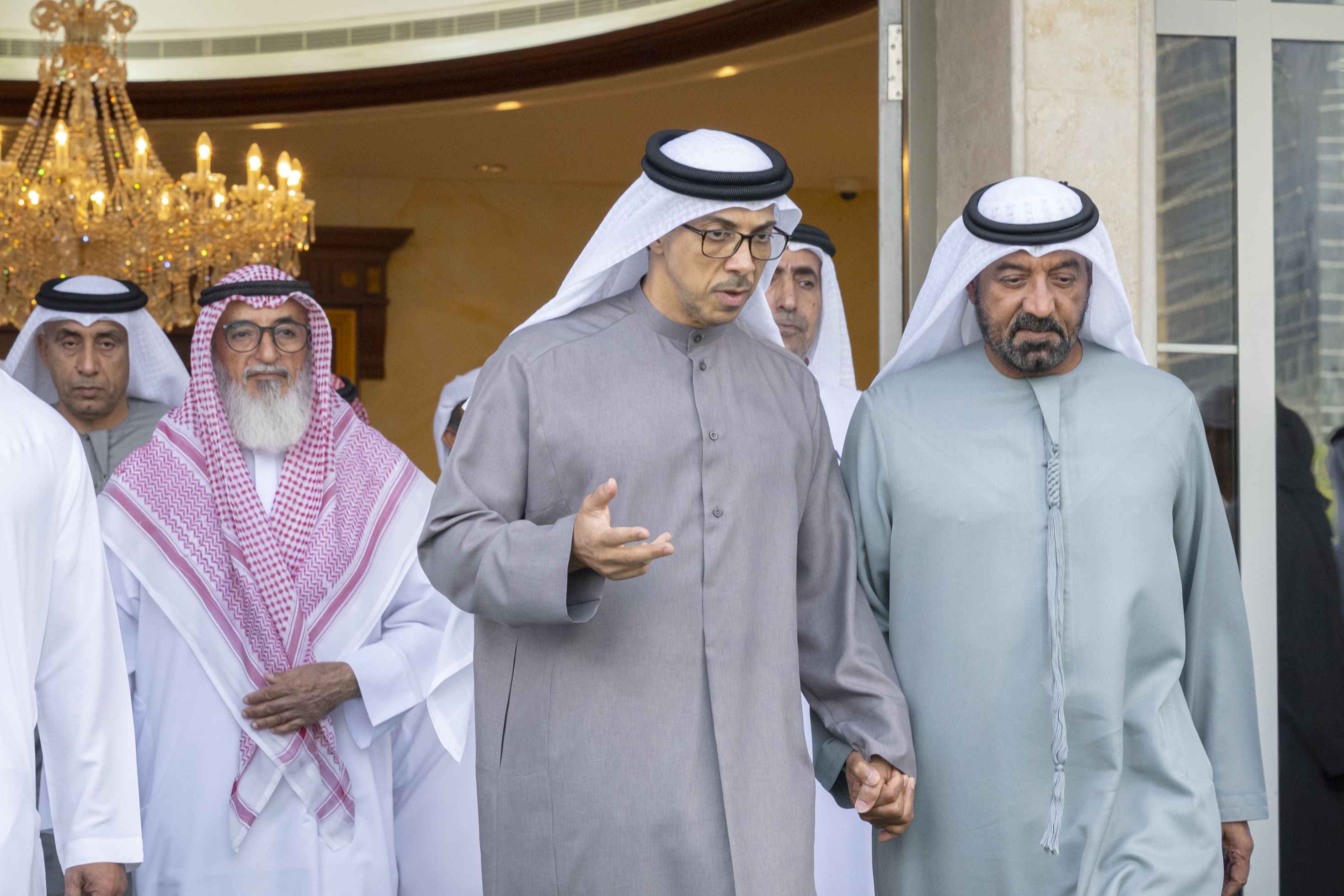 منصور بن زايد يقدم العزاء في وفاة محمد بن عبيد آل مكتوم