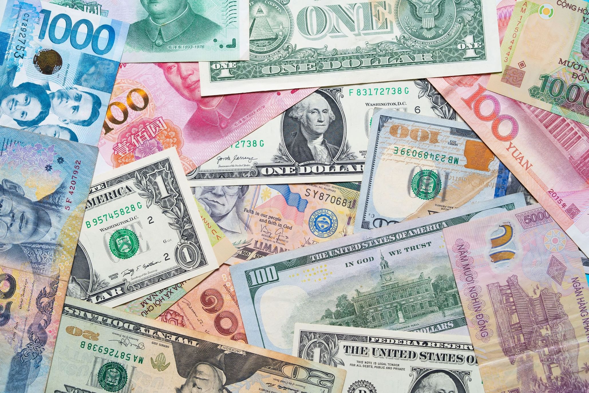 الدولار يتجه لتحقيق أكبر مكاسب شهرية منذ عام