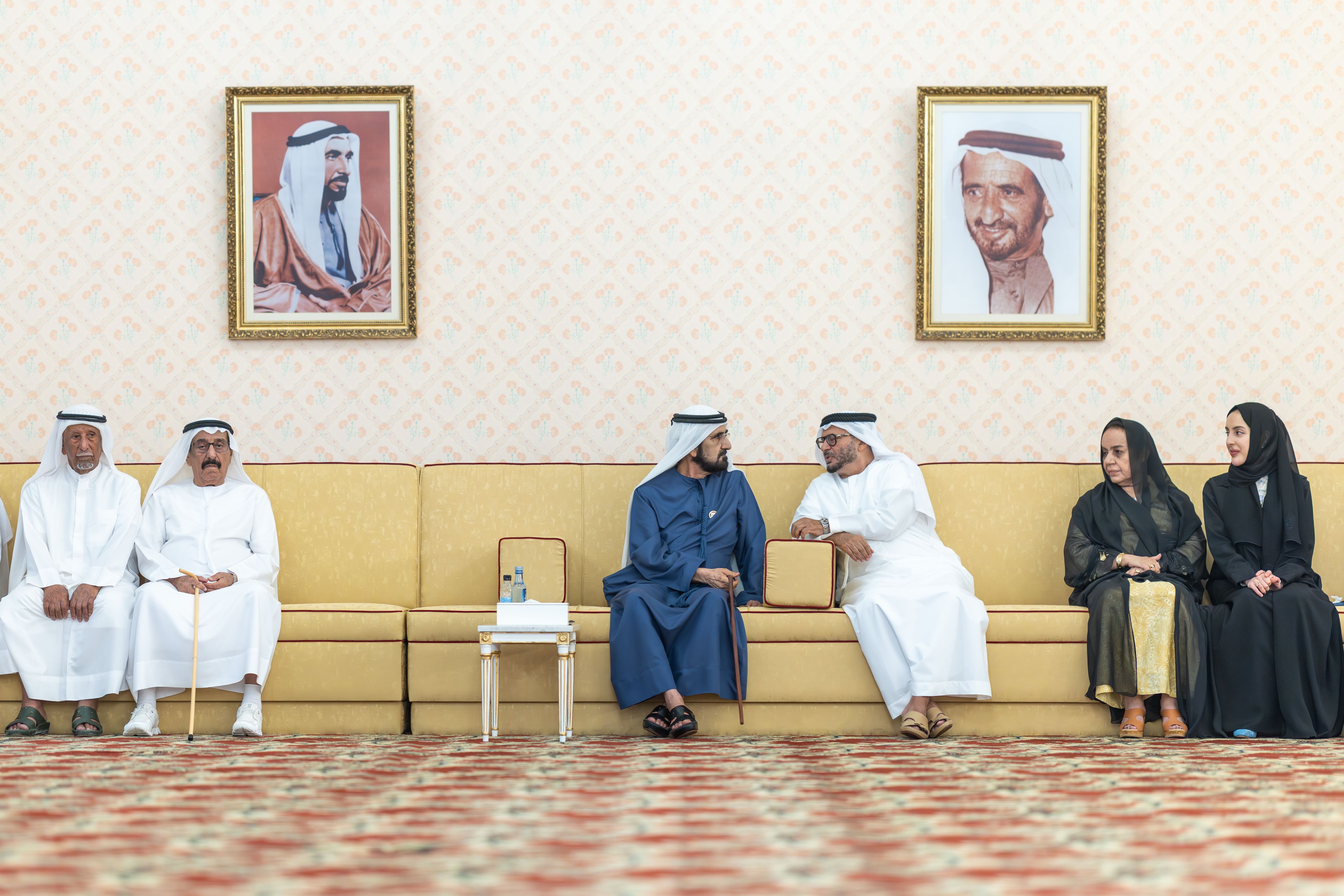 محمد بن راشد يلتقي جمعا من أعيان البلاد ورجال الأعمال والمستثمرين ومسؤولي الجهات والدوائر الحكومية