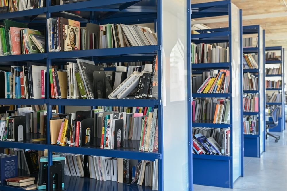 بأكثر من 5 آلاف مرجع ..  مكتبة "الشارقة للفنون" تفتح أبوابها مجانا للمهتمين