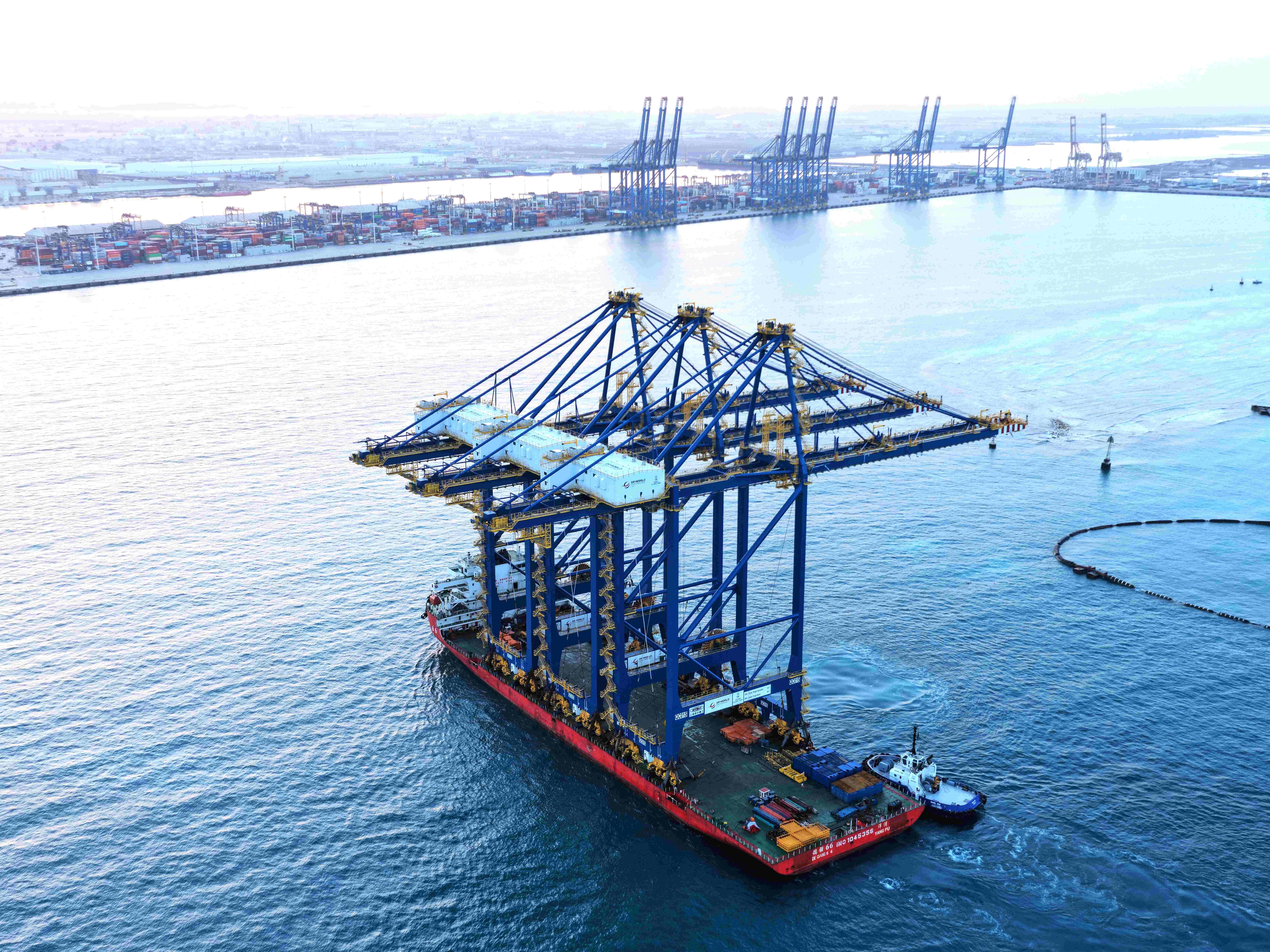 موانئ دبي العالمية تُضيف ثلاث رافعات رصيف في محطة جدة