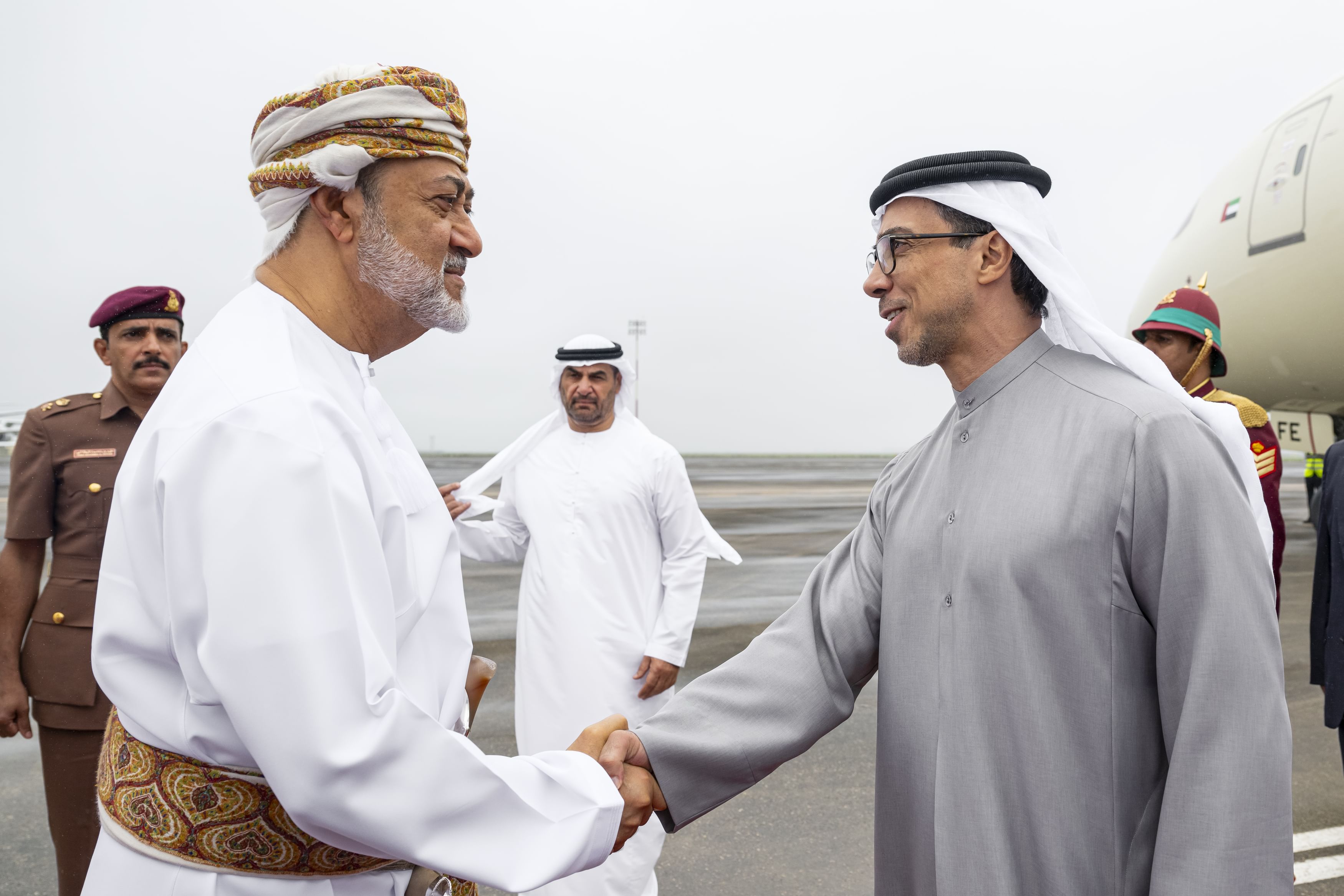رئيس الدولة يصل إلى صلالة ..  وسلطان عمان في مقدمة مستقبليه