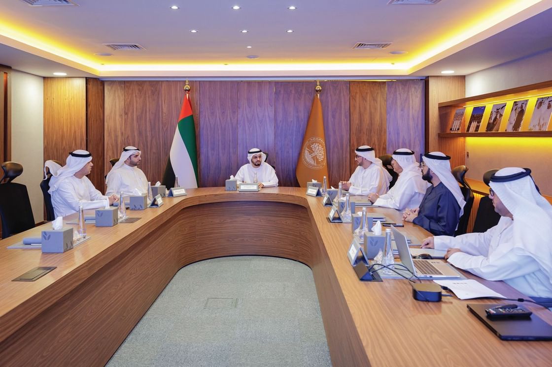 مجلس أمناء جامعة محمد بن زايد للعلوم الإنسانية يعقد اجتماعه الأول بتشكيله الجديد