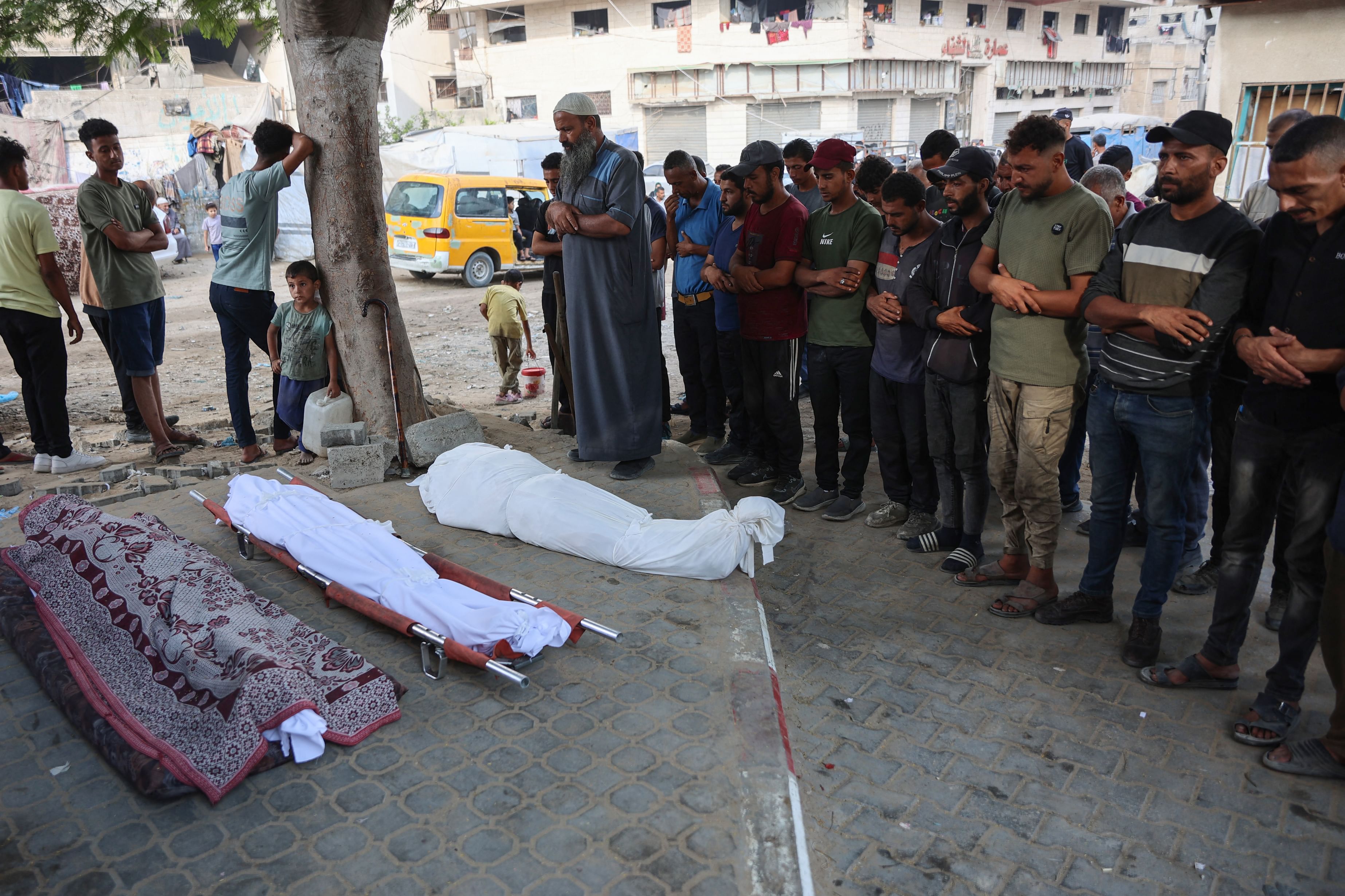 19 شهيدا في قصف لخيام النازحين بغزة  ..  والأونروا تحذر من تفاقم كارثة المجاعة
