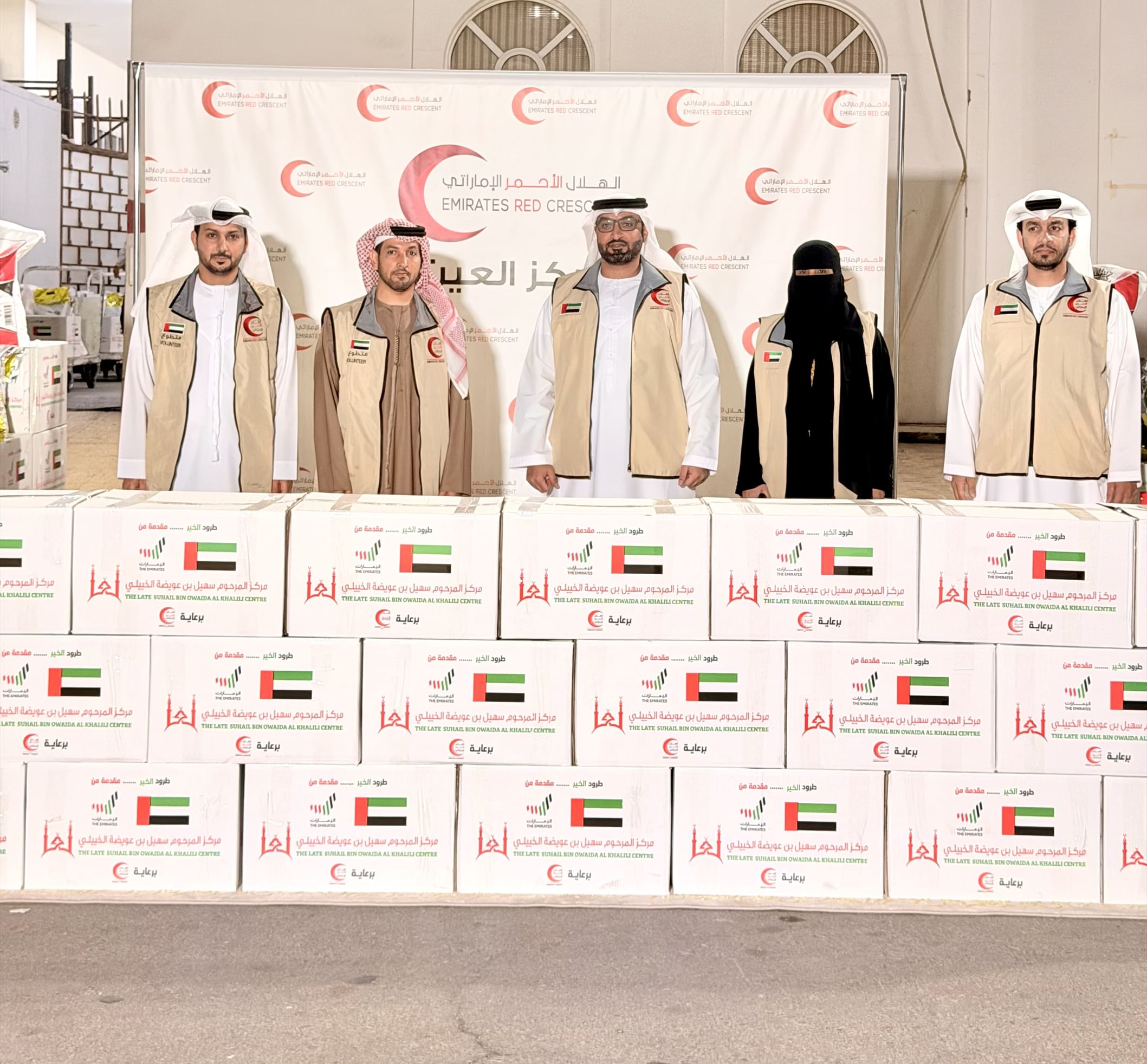 "الهلال الأحمر" بالعين يتسلّم 2000 طرد غذائي من مركز سهيل بن عويضة الخييلي