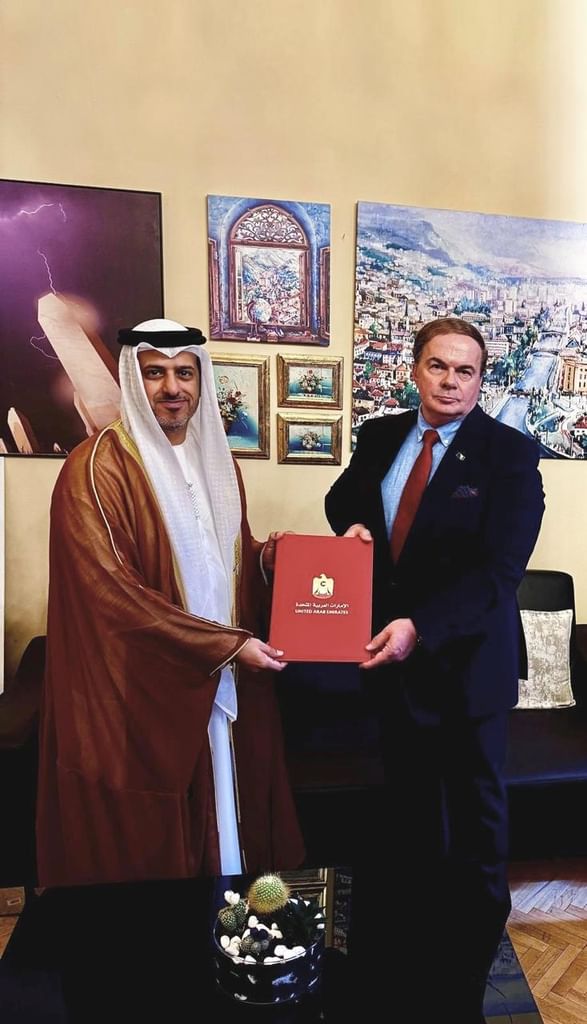 قنصل عام الإمارات لدى البوسنة والهرسك يقدّم البراءة القنصلية لوزارة الخارجية