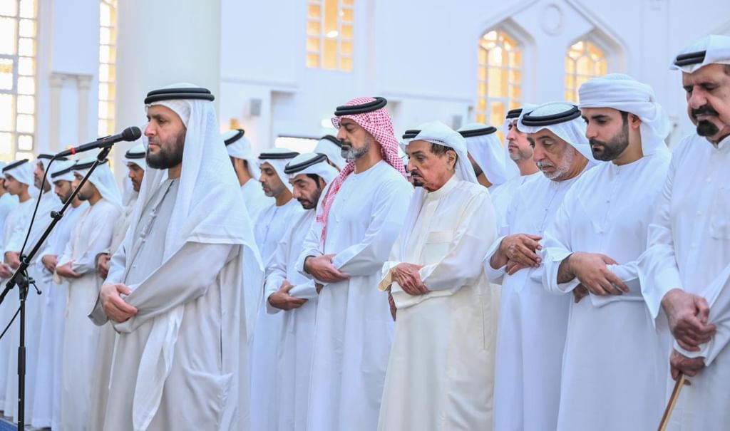 حاكم عجمان يؤدي صلاة الجنازة على جثماني الشيخ عبدالرحمن بن علي النعيمي وفاطمة النعيمي