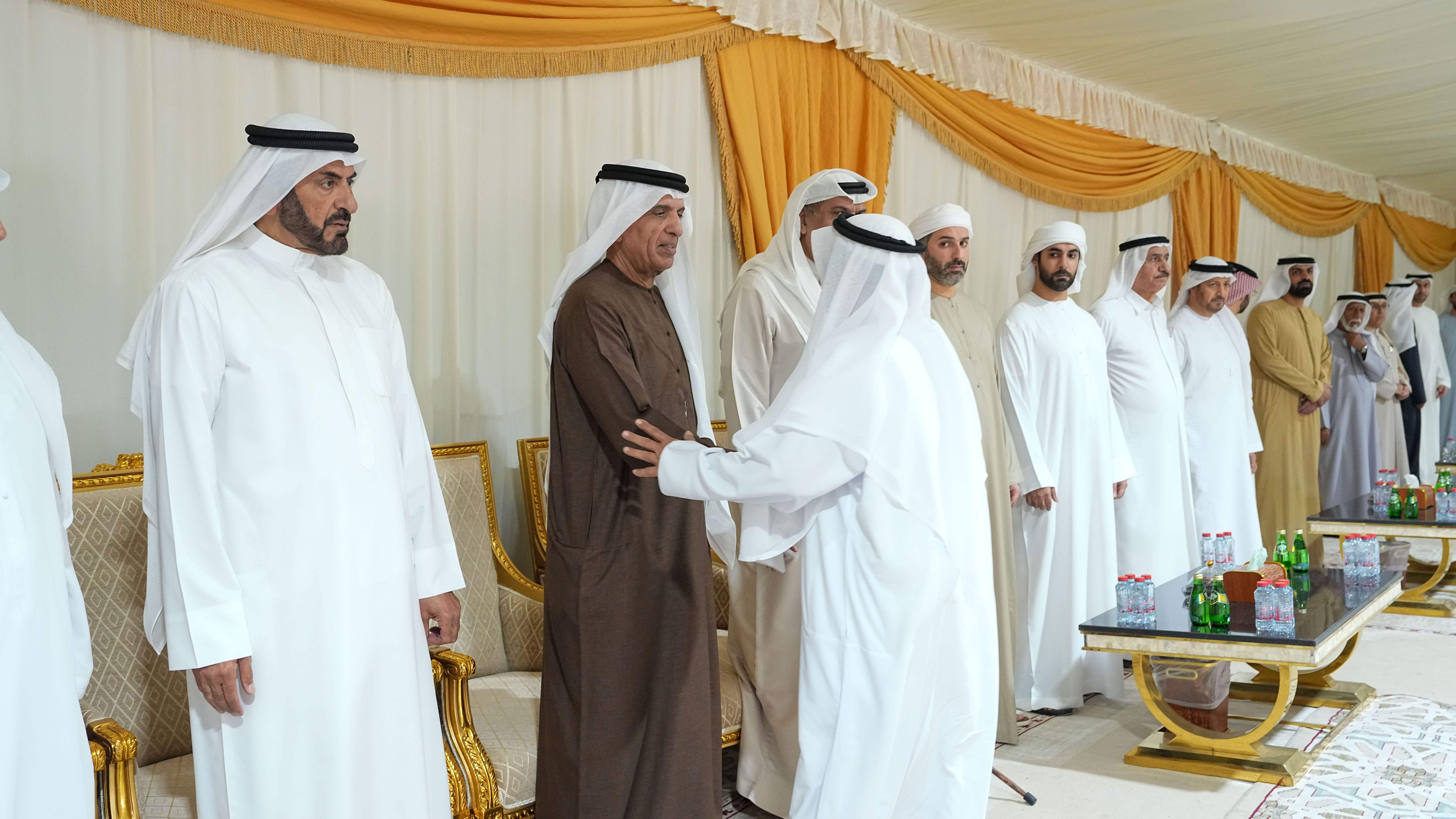 سعود بن صقر يقدم واجب العزاء في وفاة الشيخ عبد الرحمن بن علي النعيمي