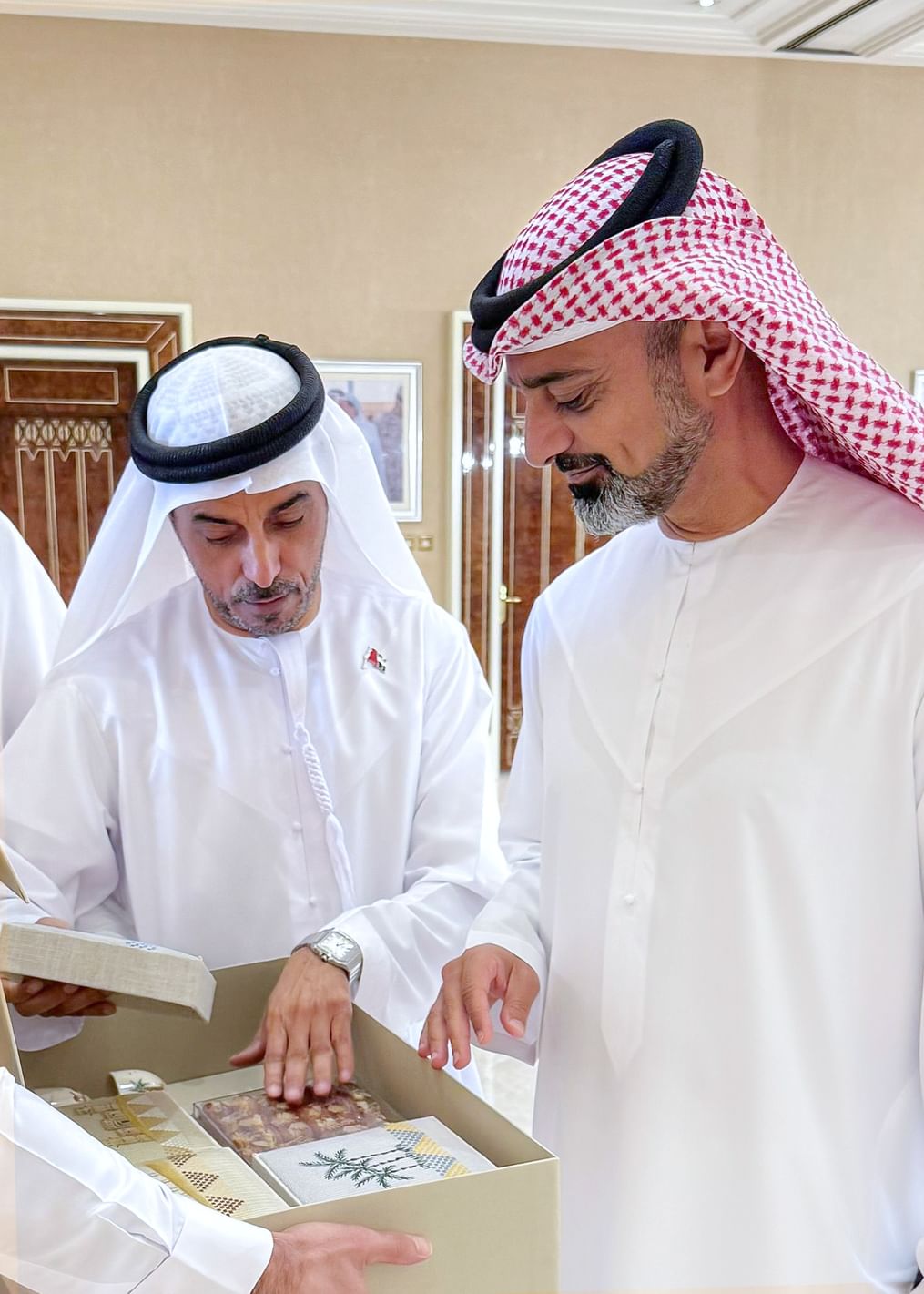 عمار بن حميد يطّلع على منتجات "الغدير للحِرف الإماراتية"
