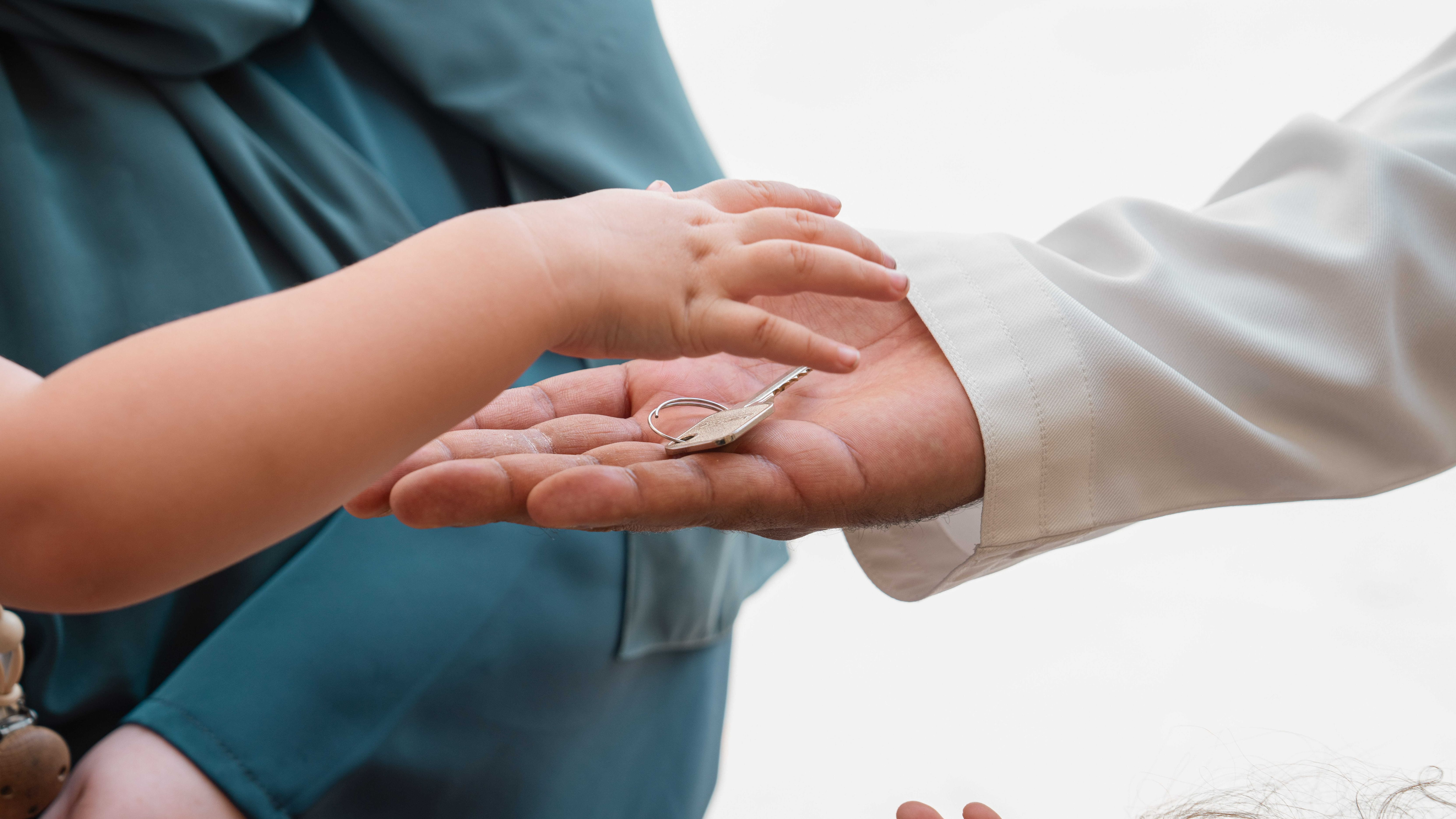 "أبوظبي العقاري" يباشر تسليم وحدات "حي المزن" السكني للمستفيدين