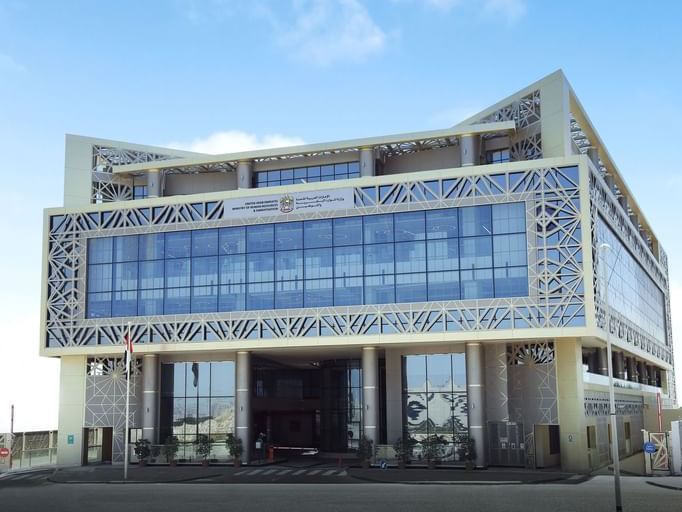 سوق العمل الإماراتي مستقر وأجور العاملين في مواعيدها المحددة