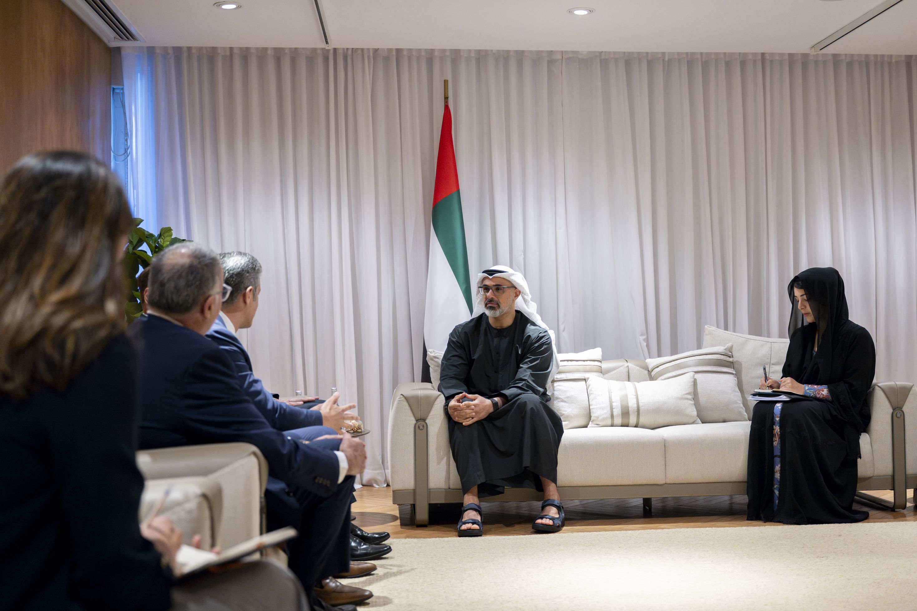 خالد بن محمد بن زايد يلتقي الرئيس التنفيذي للشركة البرازيلية لصناعة الطيران "إمبراير "