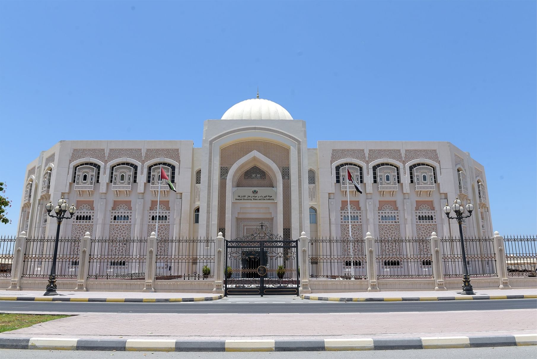 "كهرباء الشارقة" تتعامل مع 8300 بلاغ خلال المنخفض الجوي