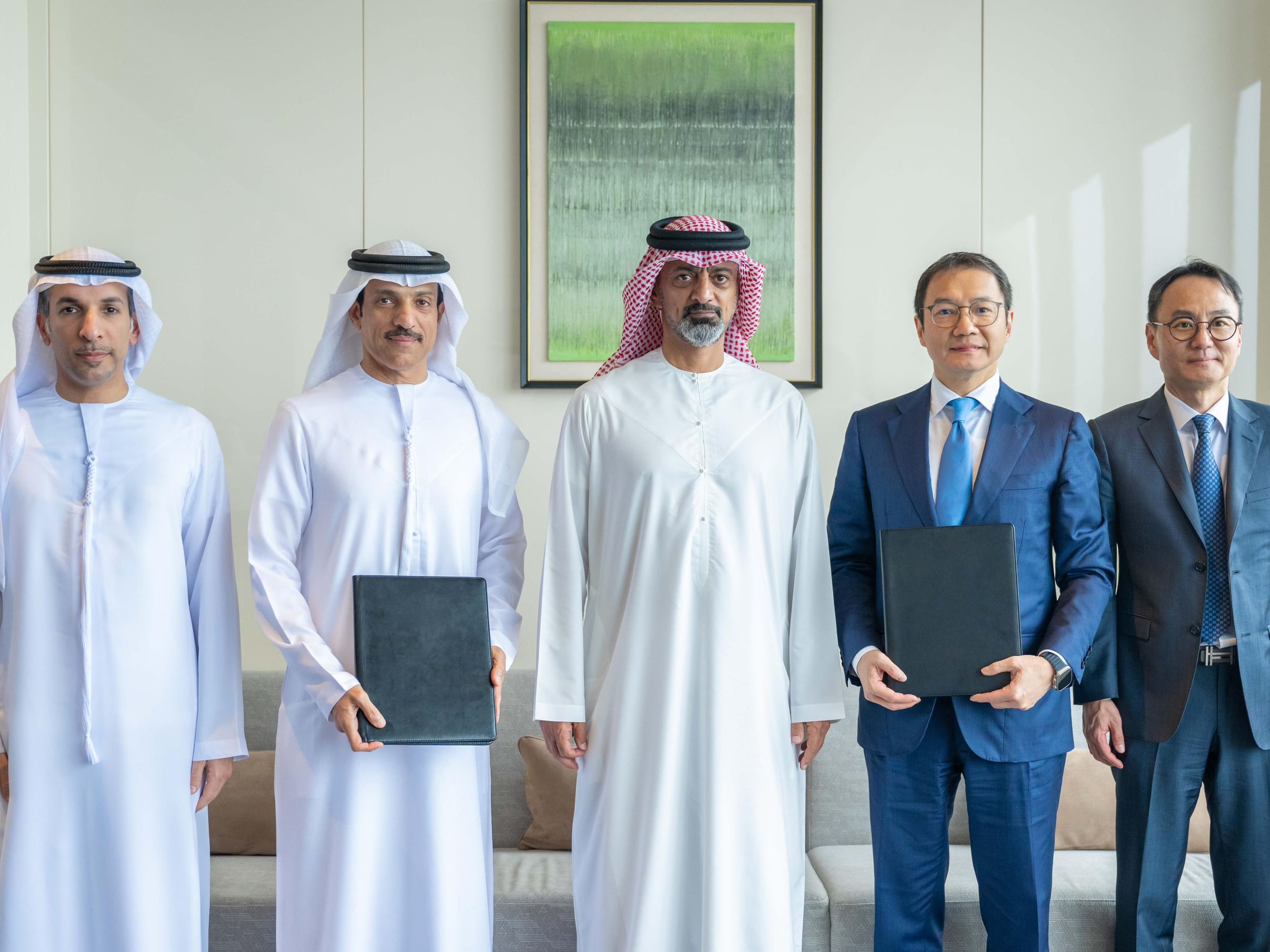 عمار بن حميد يشهد توقيع مذكرة تفاهم لتطوير ميناء عجمان بمليار درهم