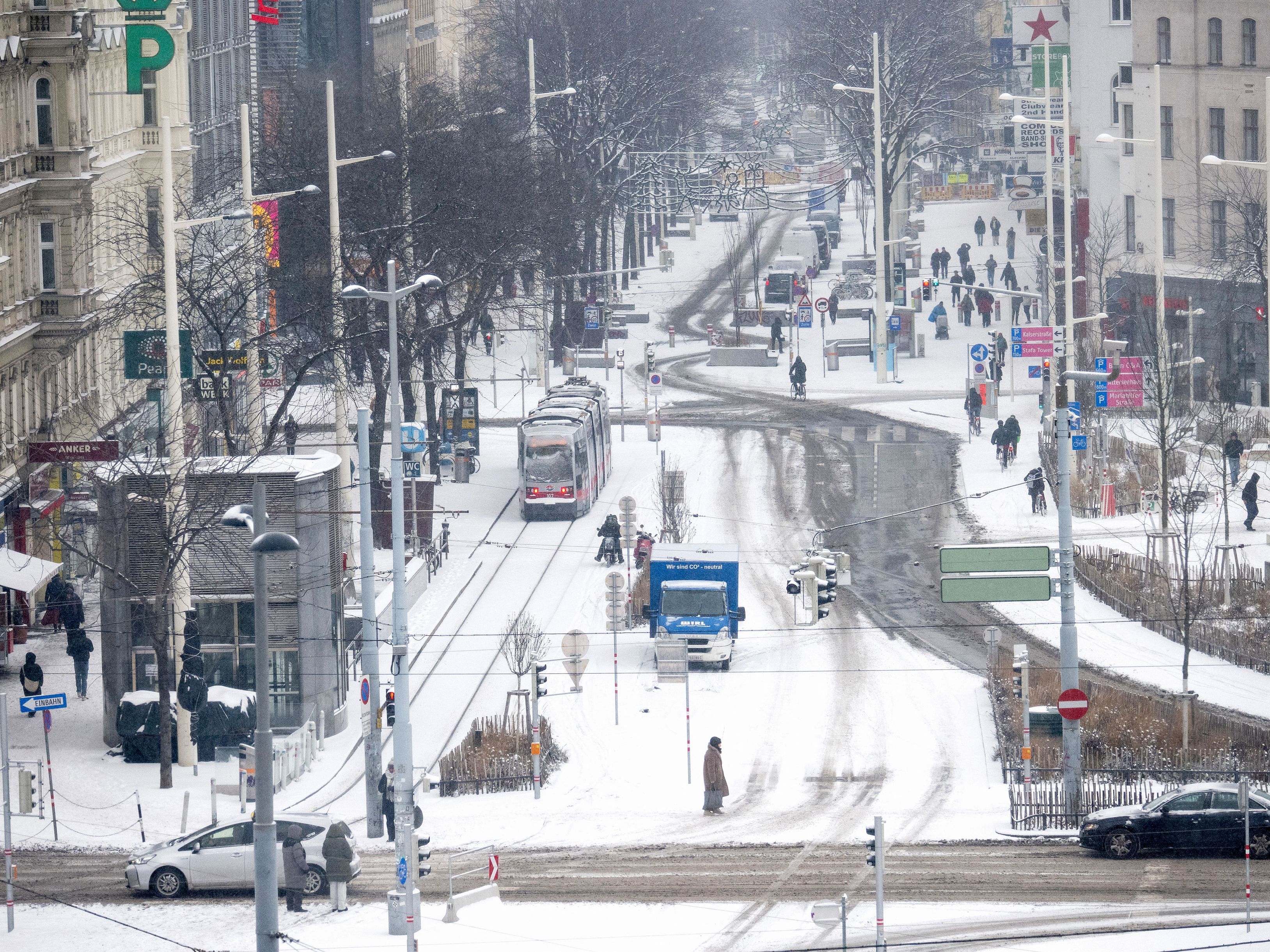 العواصف تعطل النقل وتحرم مئات الآلاف من الكهرباء شمال أوروبا