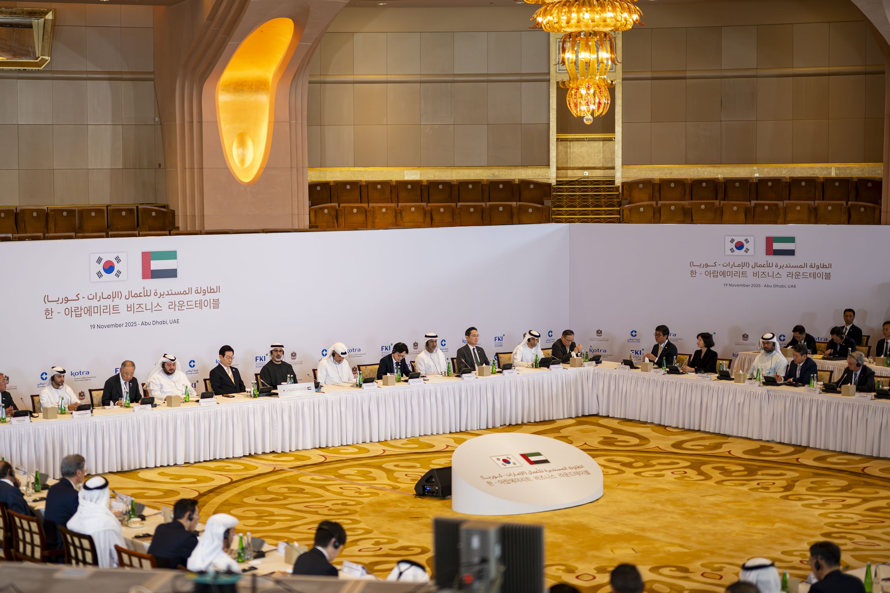 ولي عهد أبوظبي والرئيس الكوري يشهدان اجتماع الطاولة المستديرة للأعمال لتعزيز التعاون الاقتصادي بين البلدين