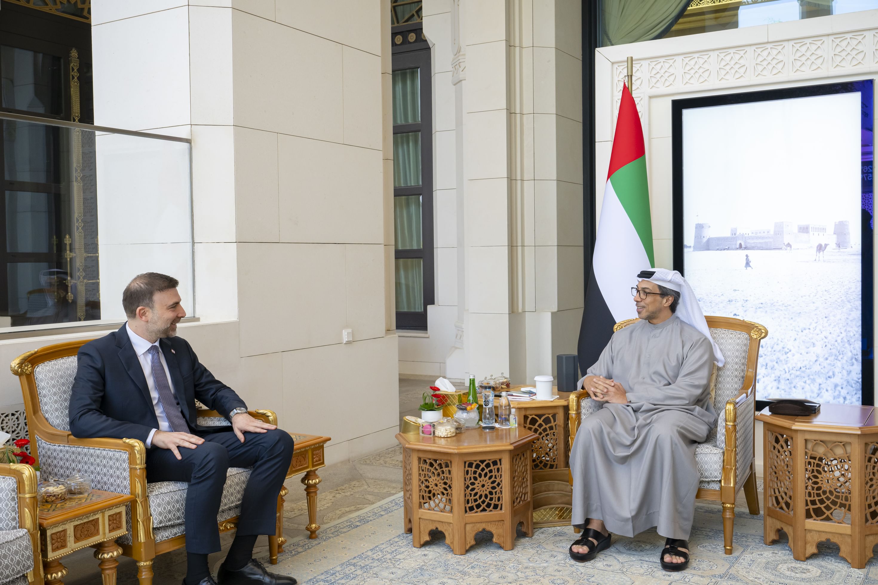 منصور بن زايد يستقبل سفير الجمهورية اللبنانية