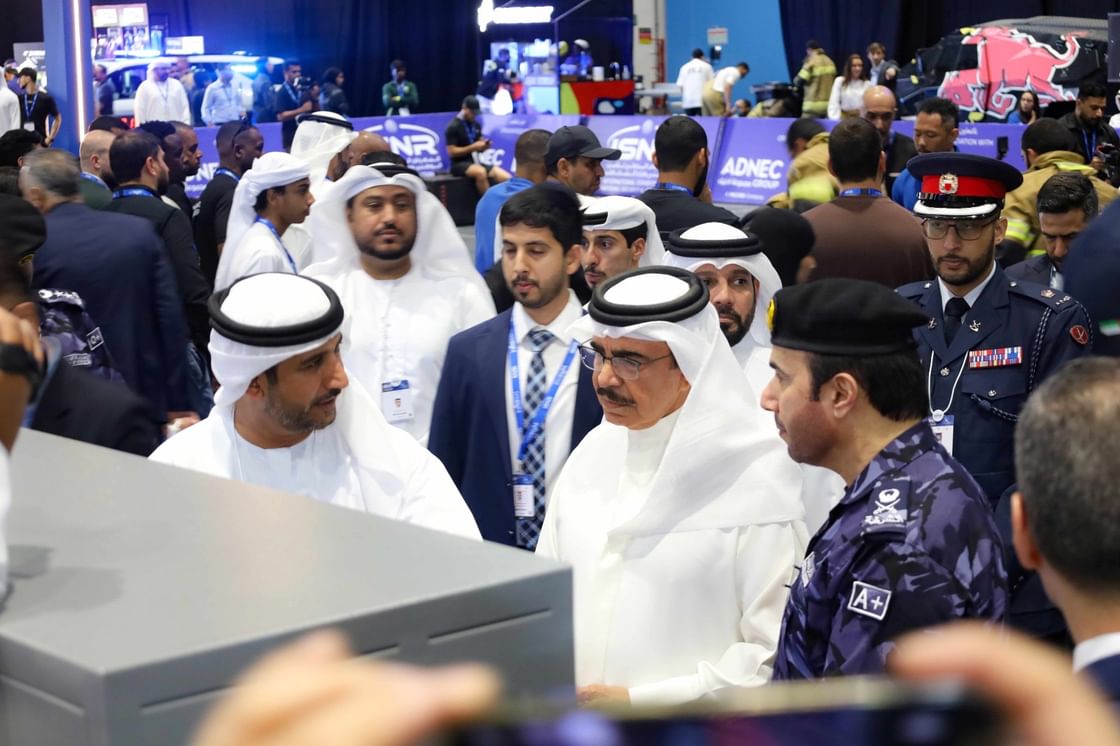 وزير الداخلية البحريني يزور جناح تسليح في معرض "آيسنار 2026"