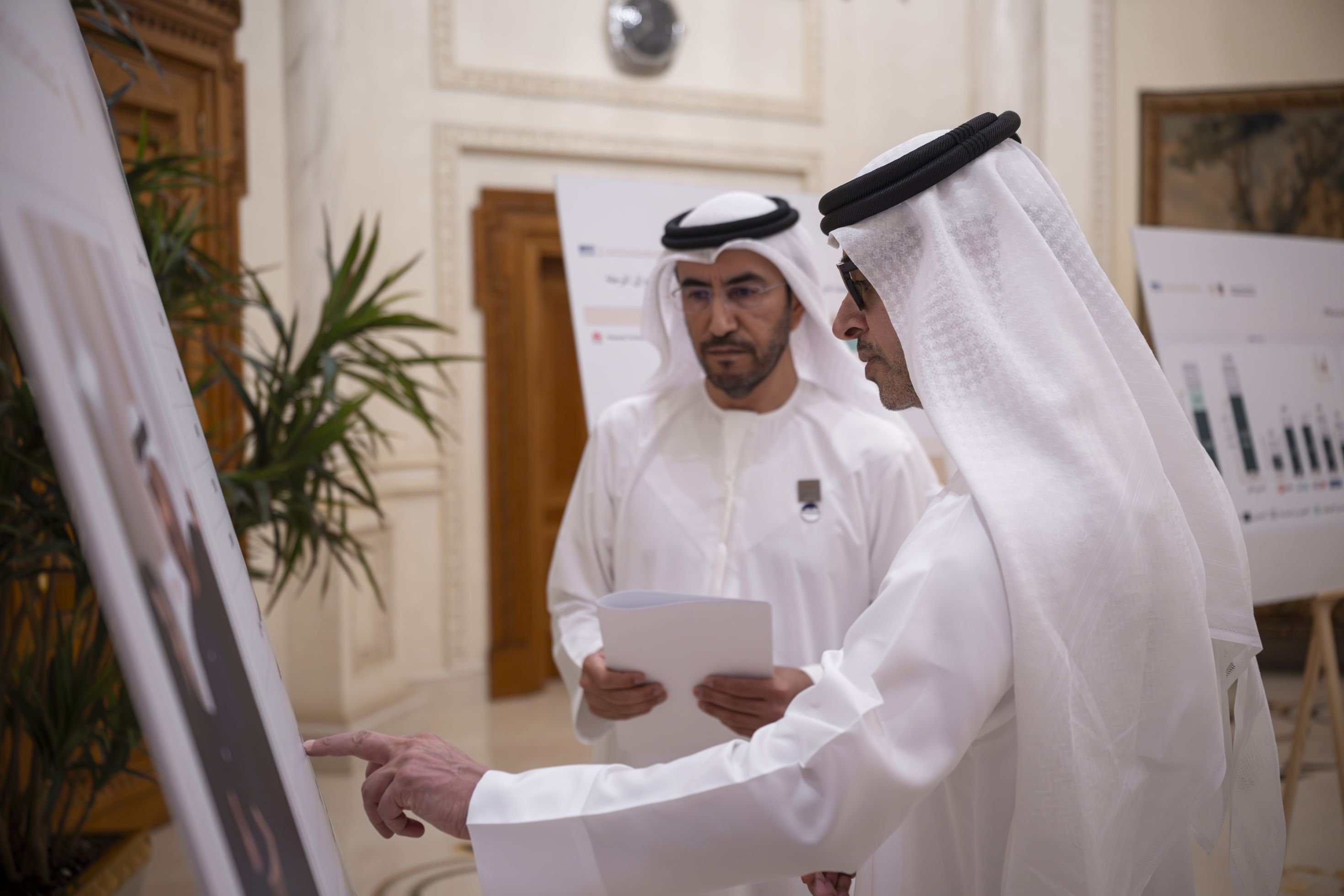 هزاع بن زايد يستقبل وفداً من "دائرة التمكين الحكومي" للاطلاع على إنجازات ومستجدات "مركز مواهب" بمنطقة العين