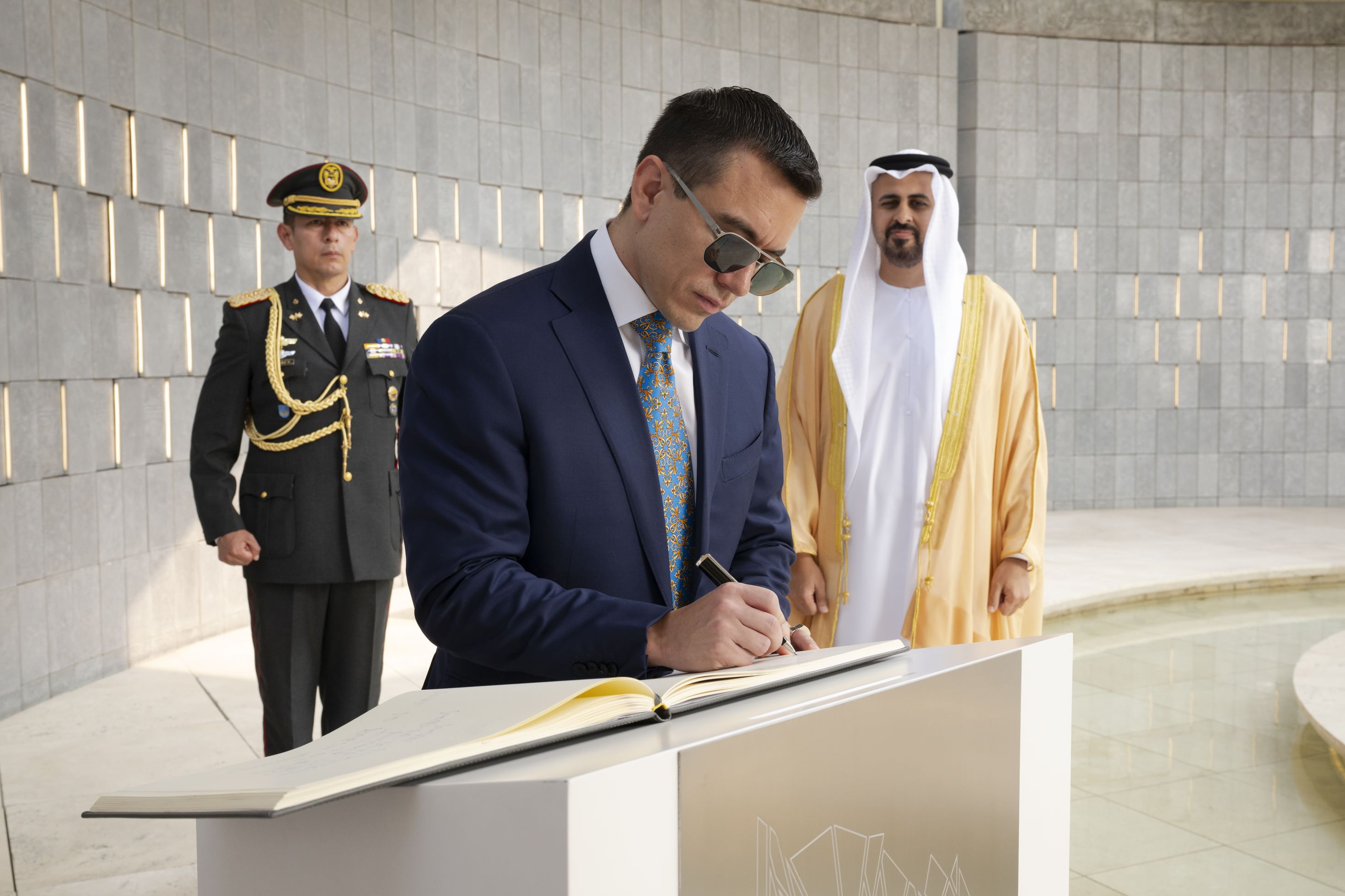 ذياب بن محمد بن زايد يستقبل رئيس الإكوادور في واحة الكرامة