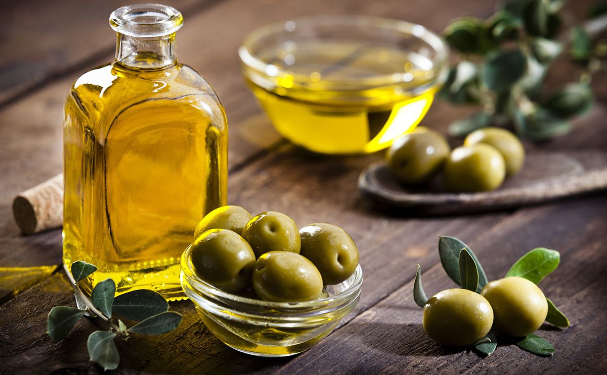 زيت الزيتون: تغذية عميقة وتهدئة للبشرة