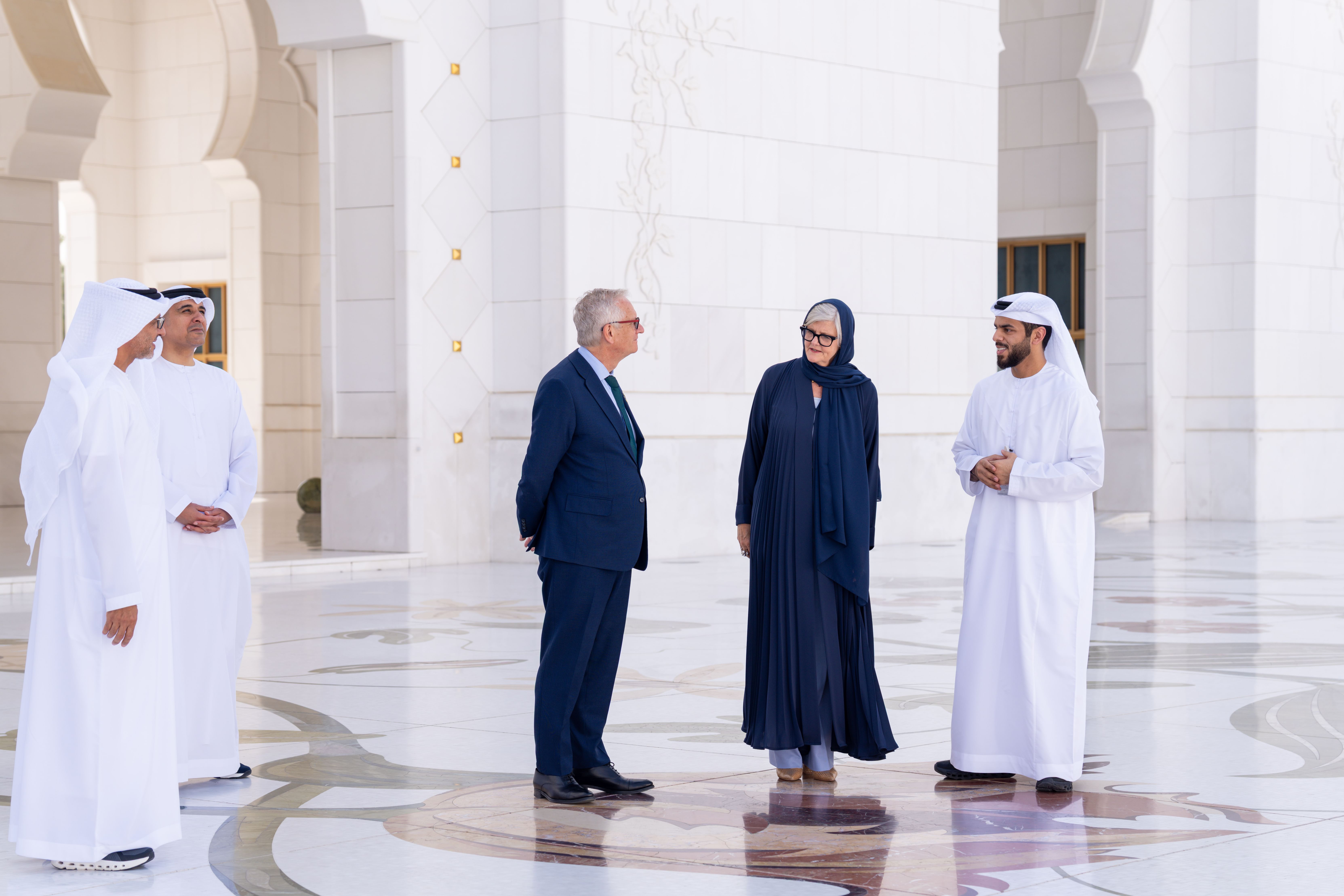 الحاكمة العامة لكومنولث أستراليا تزور جامع الشيخ زايد الكبير في أبوظبي