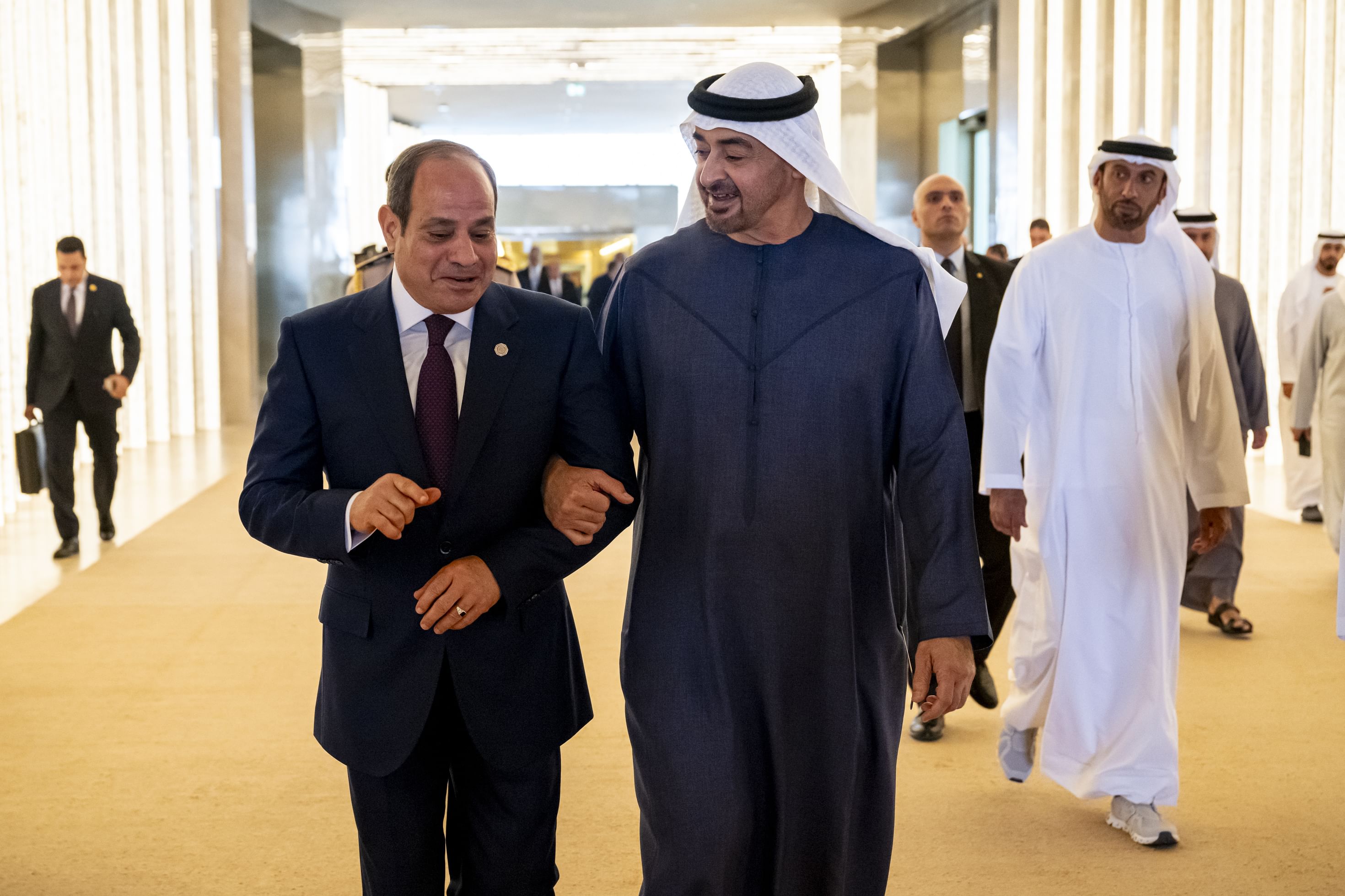 استقبله رئيس الدولة .. الرئيس المصري يصل الإمارات في زيارة أخوية