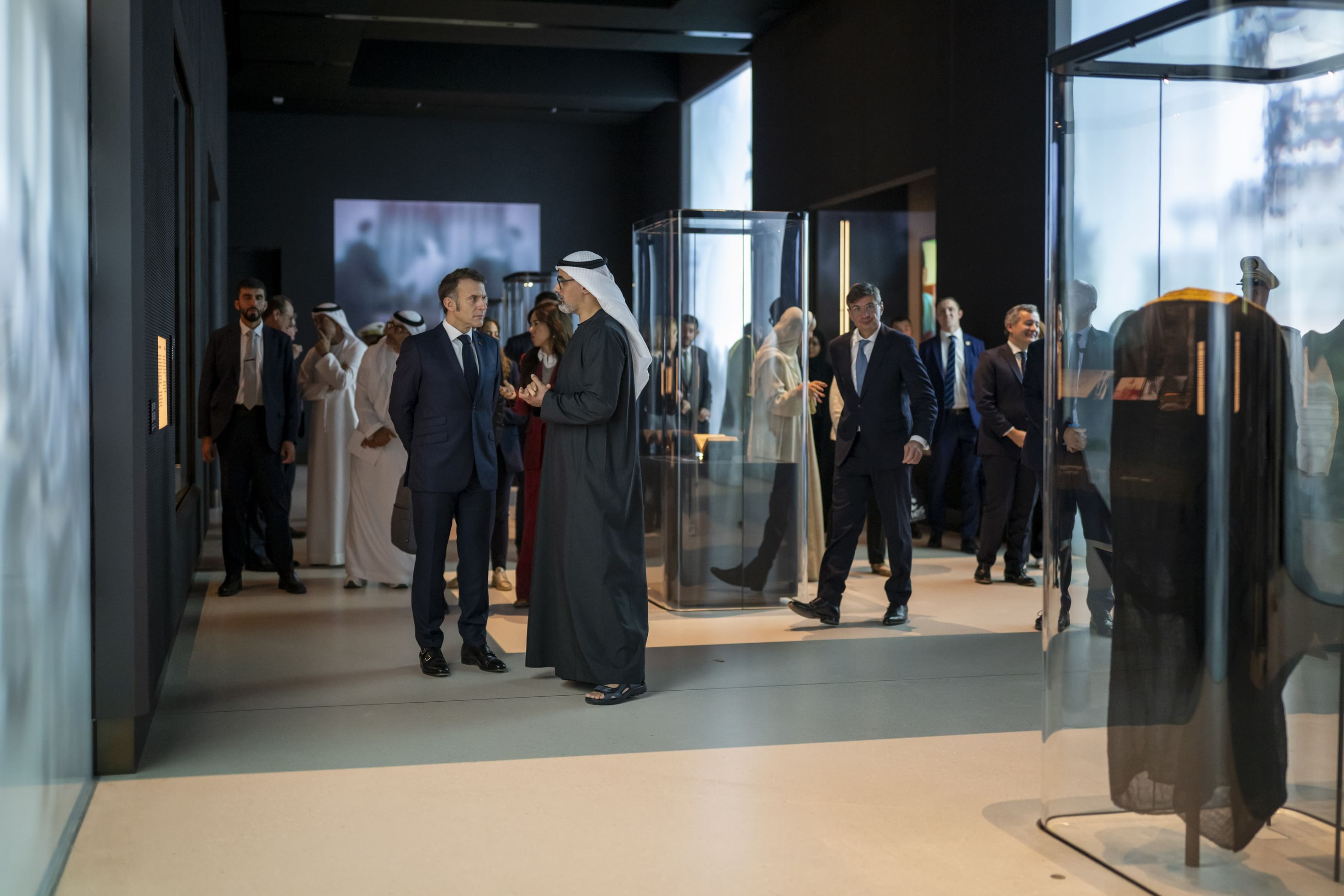 يرافقه ولي عهد أبوظبي ..  الرئيس الفرنسي يزور متحف زايد الوطني