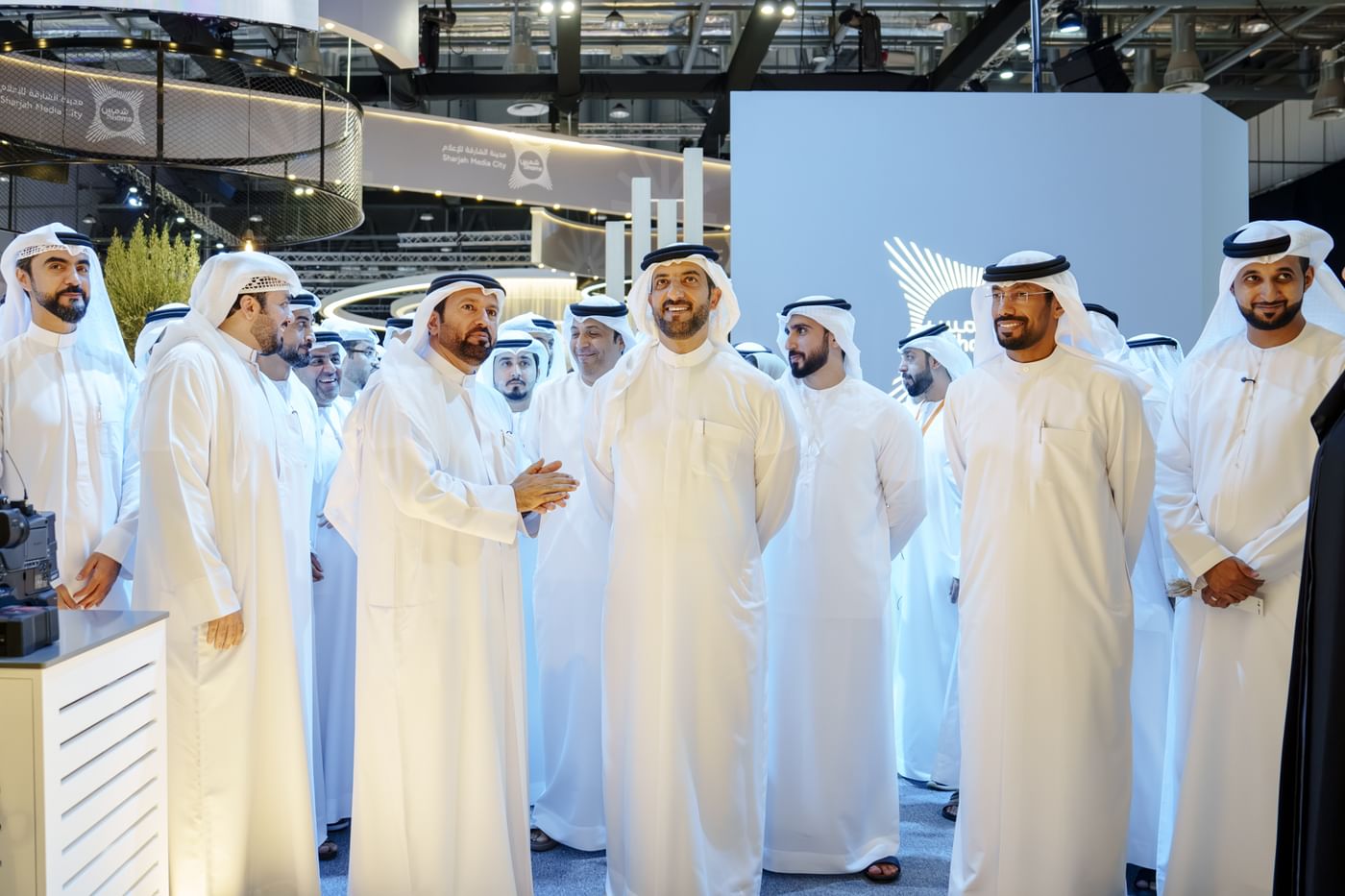 سلطان بن أحمد القاسمي يتفقد الأجنحة المشاركة بالمنتدى الدولي للاتصال الحكومي
