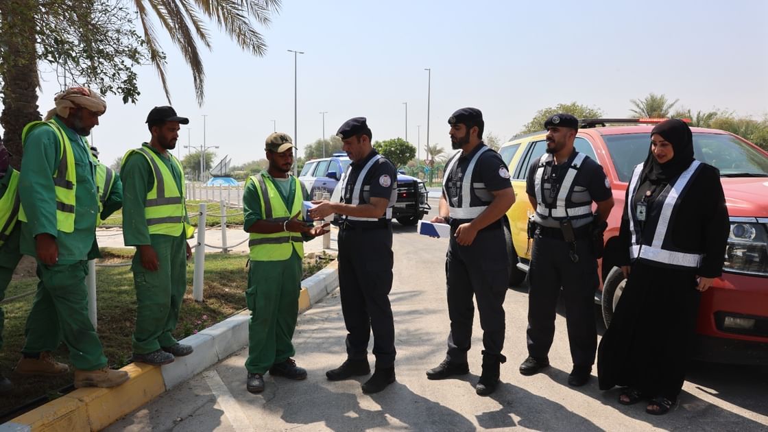 شرطة أبوظبي تنفذ مبادرة "بَرِّدْ عليهم" الإنسانية دعما للعمال بمنطقة الظفرة