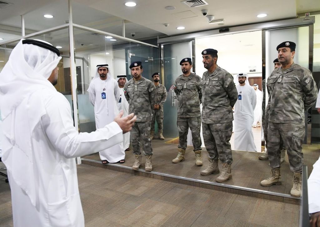 قائد شرطة أبوظبي يؤكد أهمية تطوير منظومة المعلومات لدعم الأمن الاستباقي