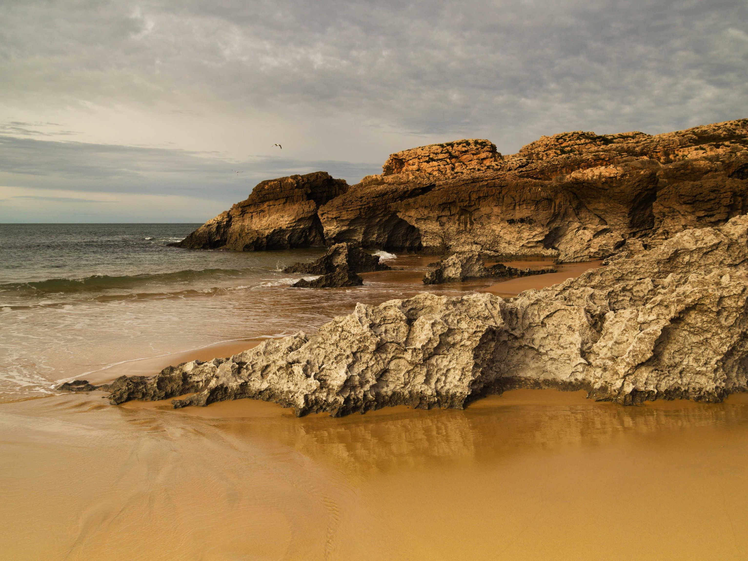 مقتل 5 أشخاص جراء انهيار رصيف بحري شمال إسبانيا