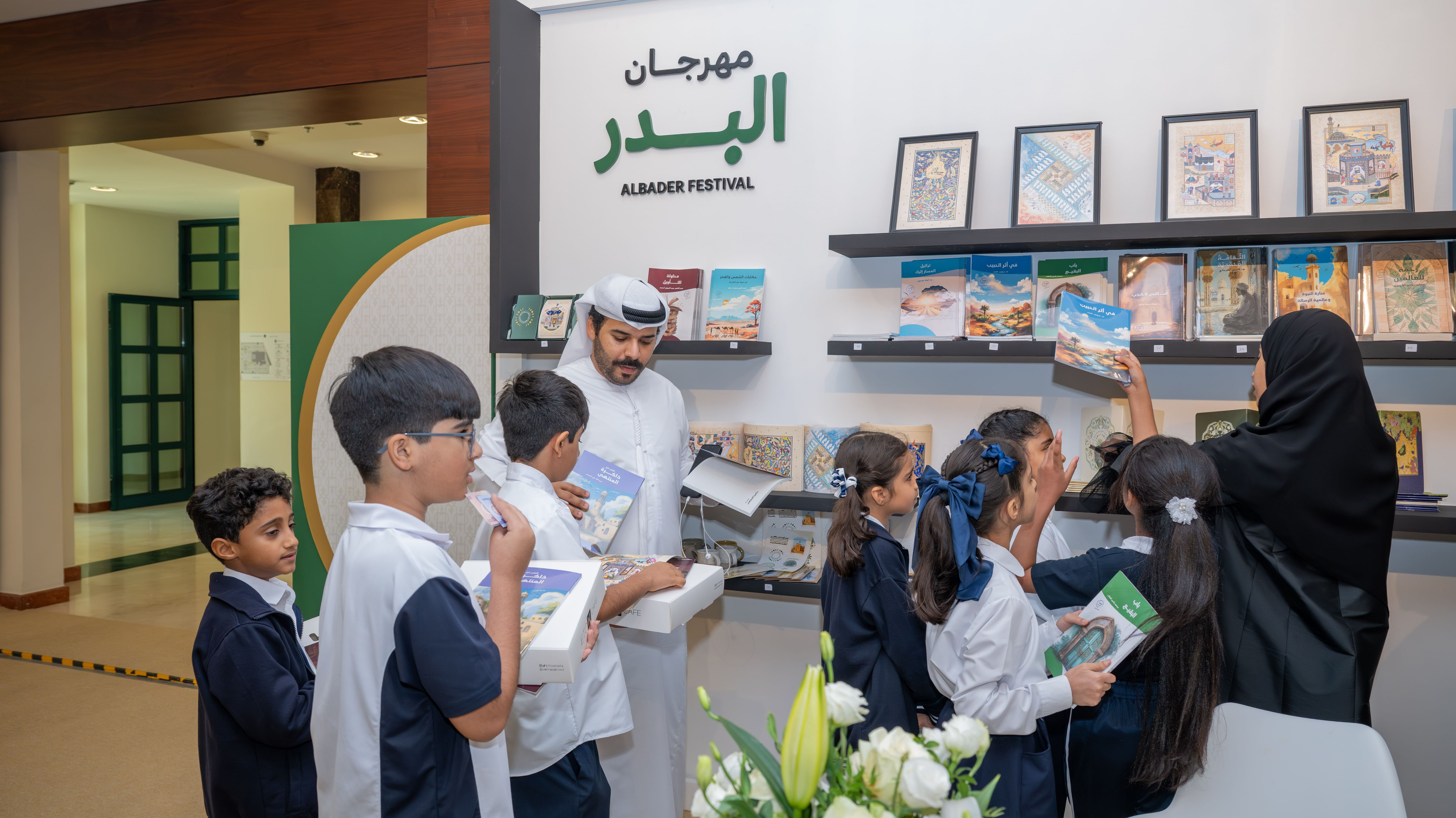 "مهرجان البدر" يحتفي بجماليات الخط العربي والزخرفة الإسلامية عبر ورشٍ متخصصة