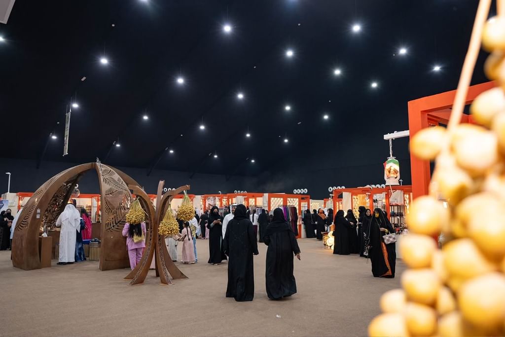 68 محلا تجاريا تبرز الأصالة الإماراتية في السوق التراثي بمهرجان ليوا للرطب