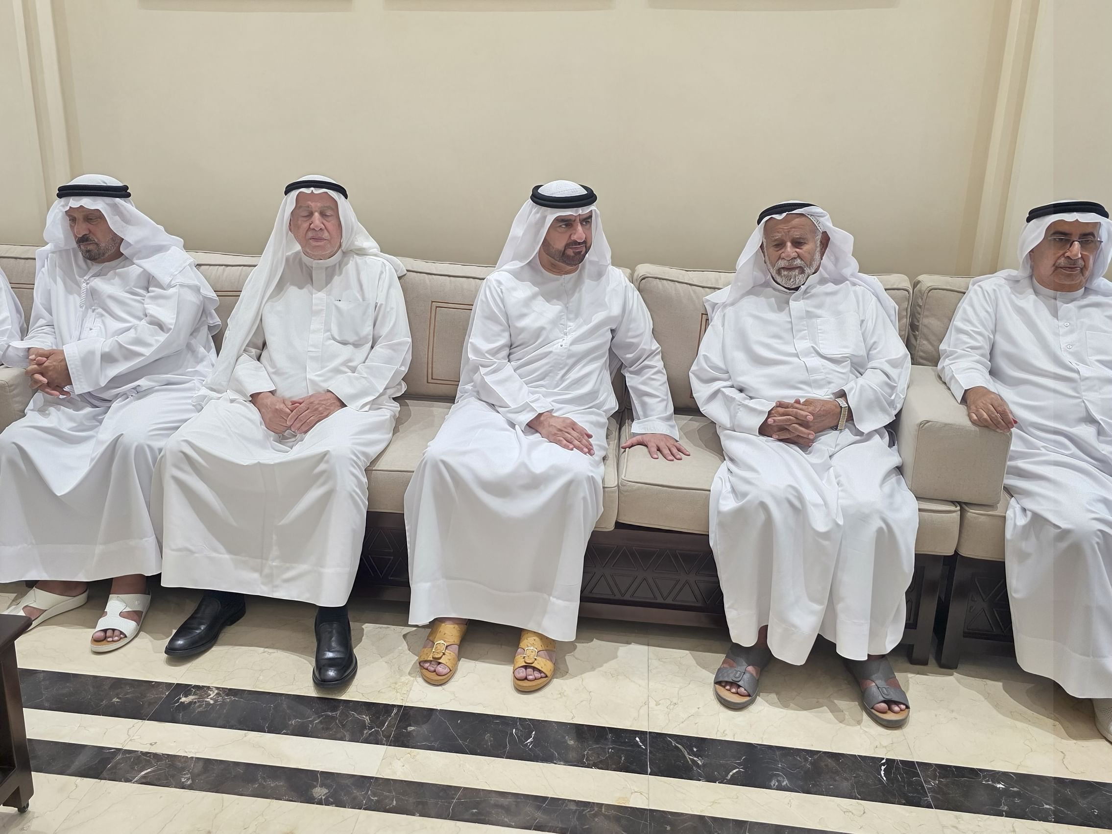 عبدالله بن سالم القاسمي يقدم واجب العزاء في وفاة سلطان خليفة عبيد بوشبص