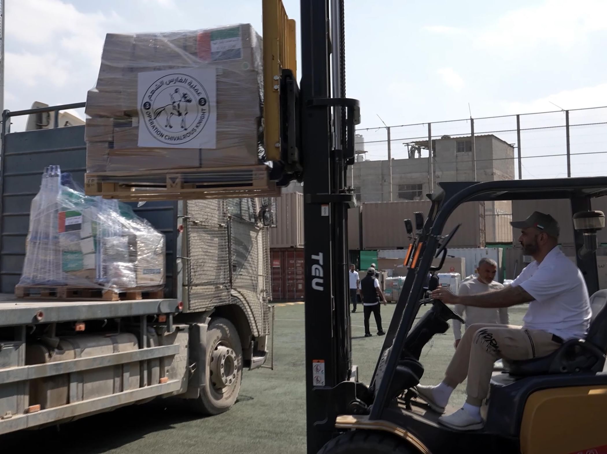 وفد "الصحة العالمية" يتسلم أدوية ومستلزمات طبية خلال زيارته للمستشفى الميداني الإماراتي