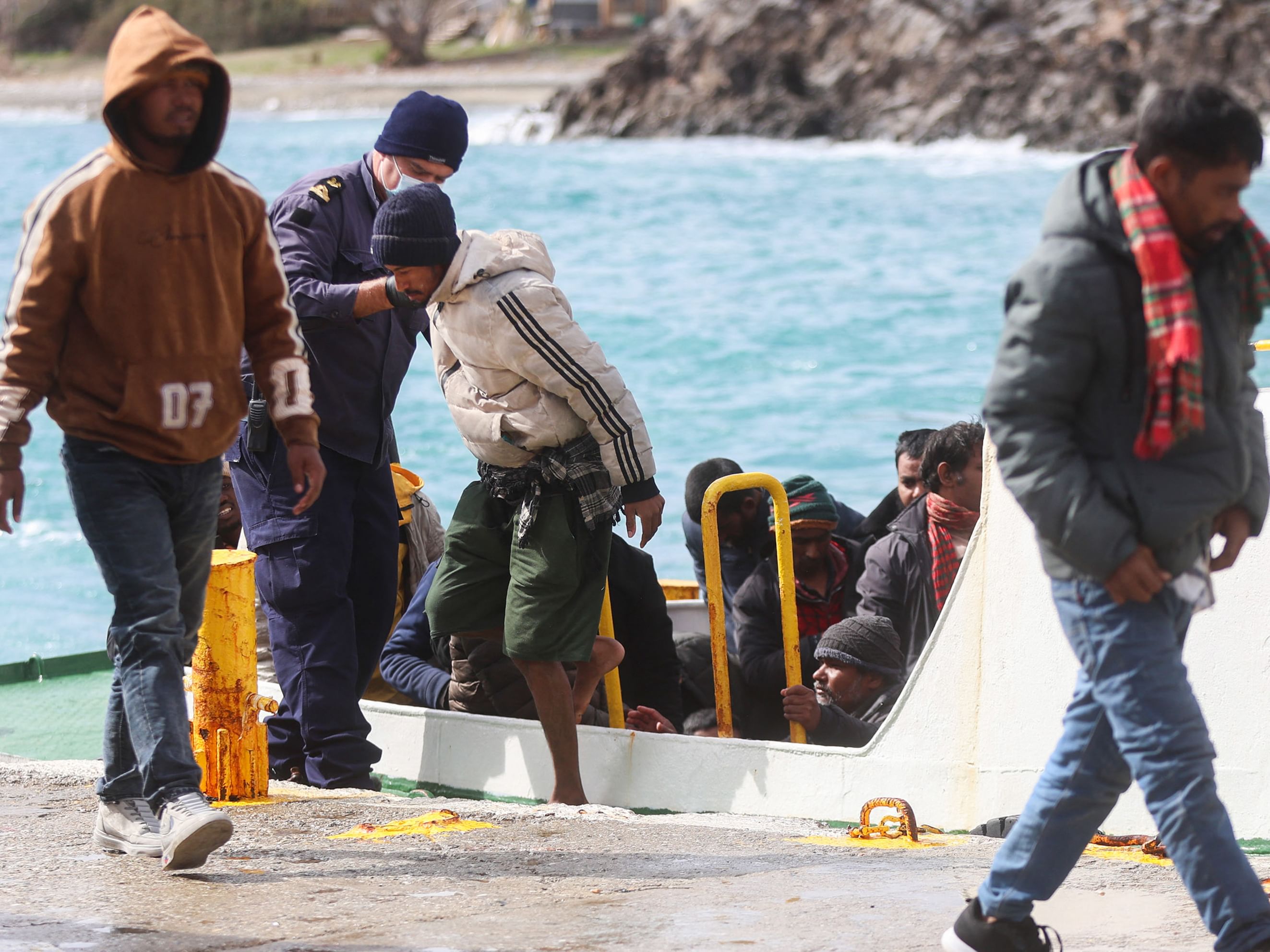 مصرع ثلاثة مهاجرين في انقلاب قارب بالمياه اليونانية