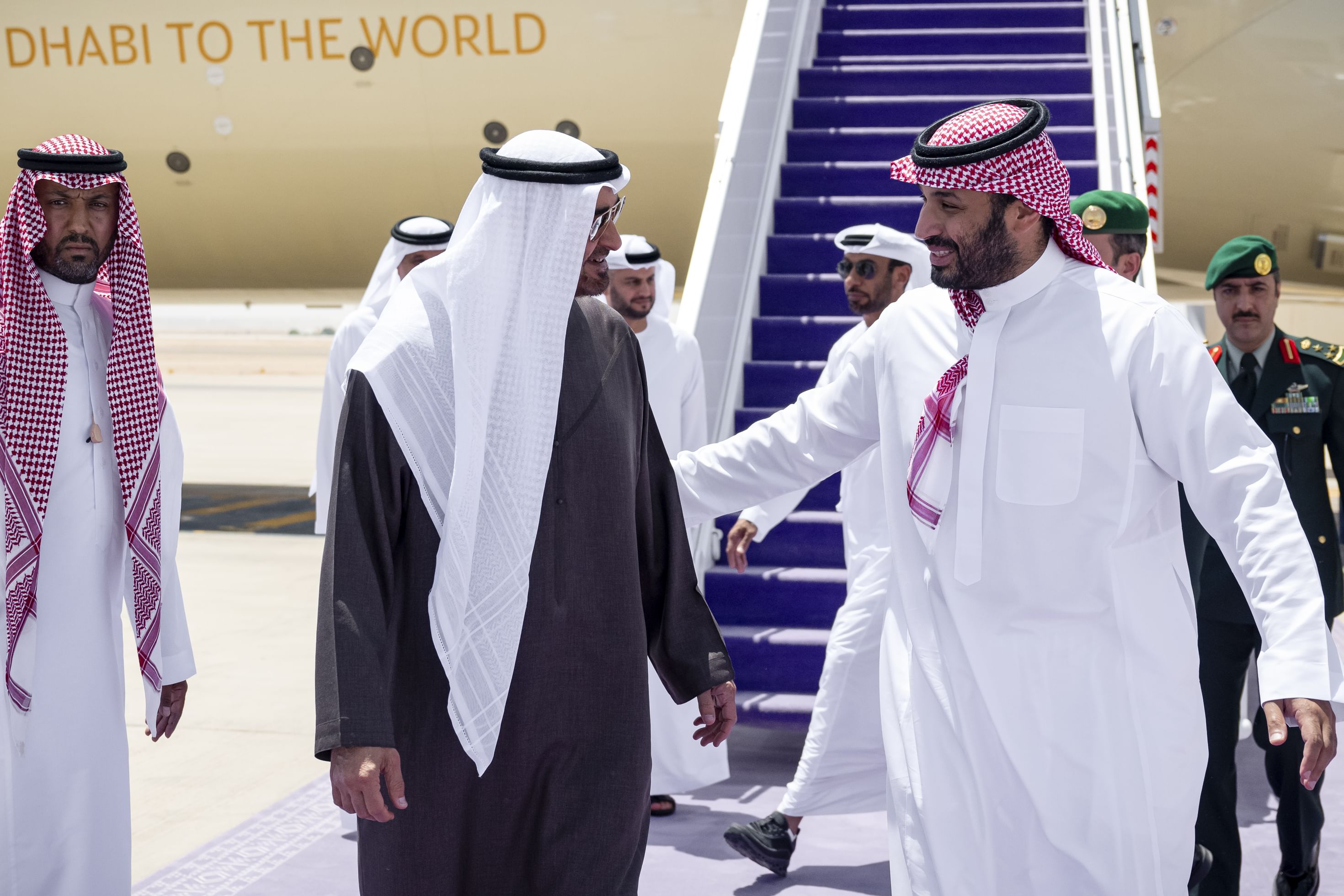 رئيس الدولة يصل الرياض في زيارة أخوية وولي عهد السعودية في مقدمة مستقبليه