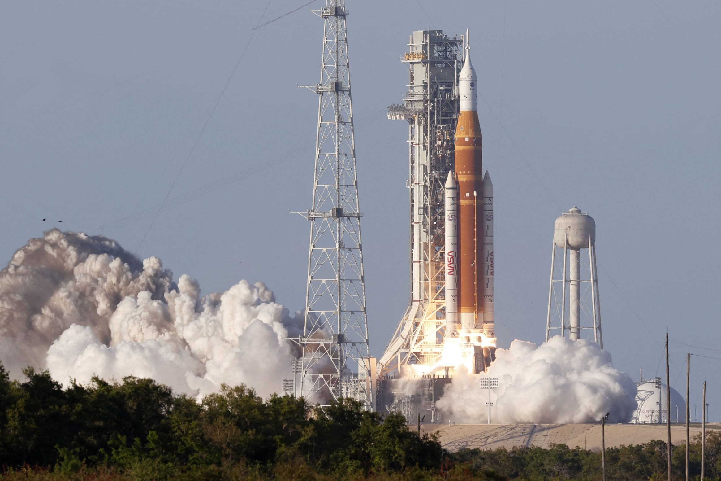 إطلاق أول مهمة مأهولة إلى القمر منذ أكثر من 50 عاما