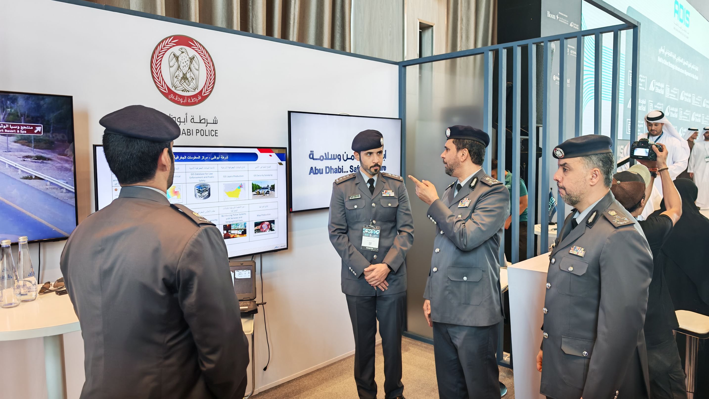شرطة أبوظبي تشارك في قمة أبوظبي للبنية التحتية 2025