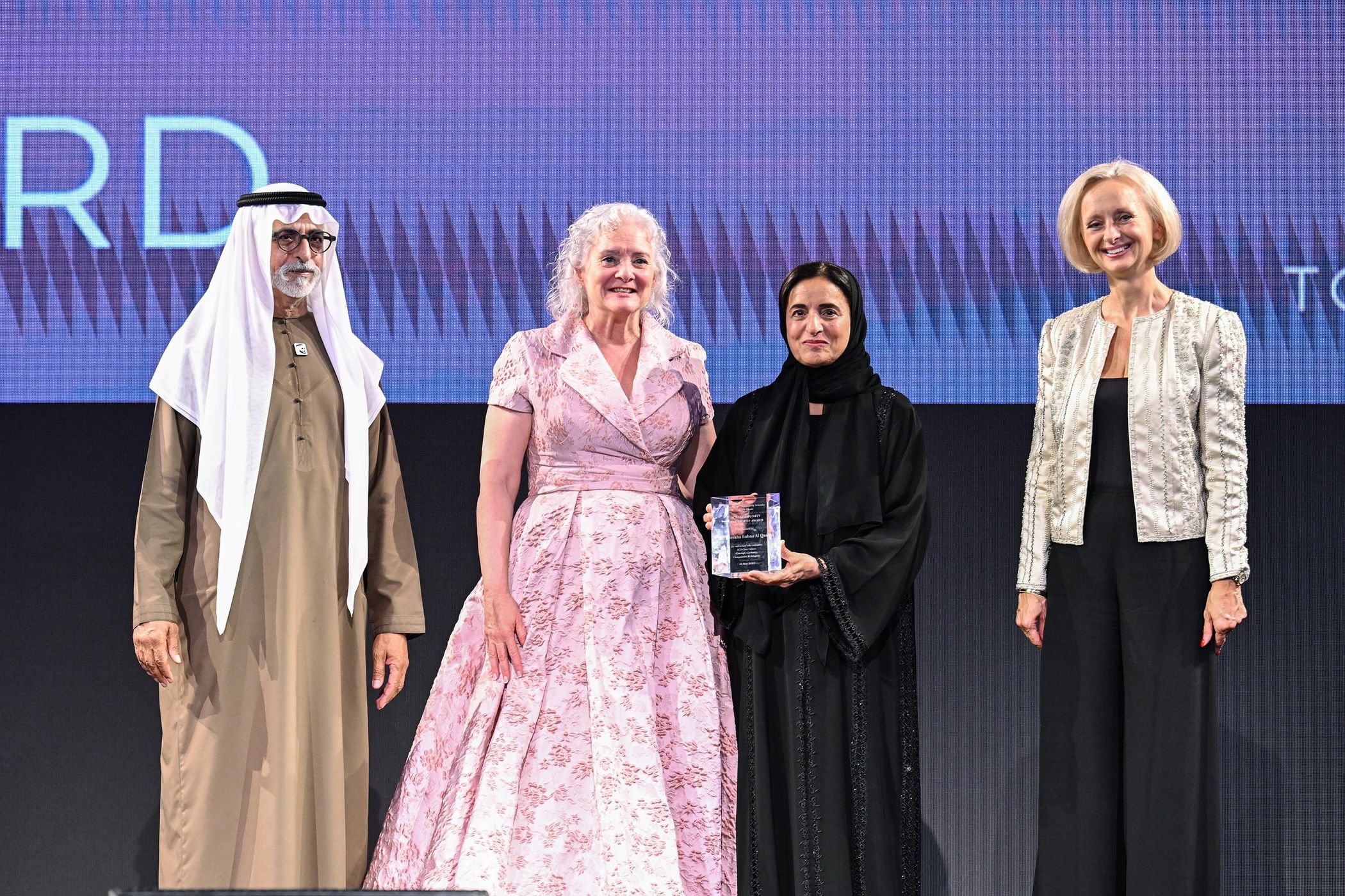برعاية وحضور نهيان بن مبارك  ..  مدرسة الجالية الأمريكية في أبوظبي تكرم لبنى القاسمي بجائزة القيادة المجتمعية