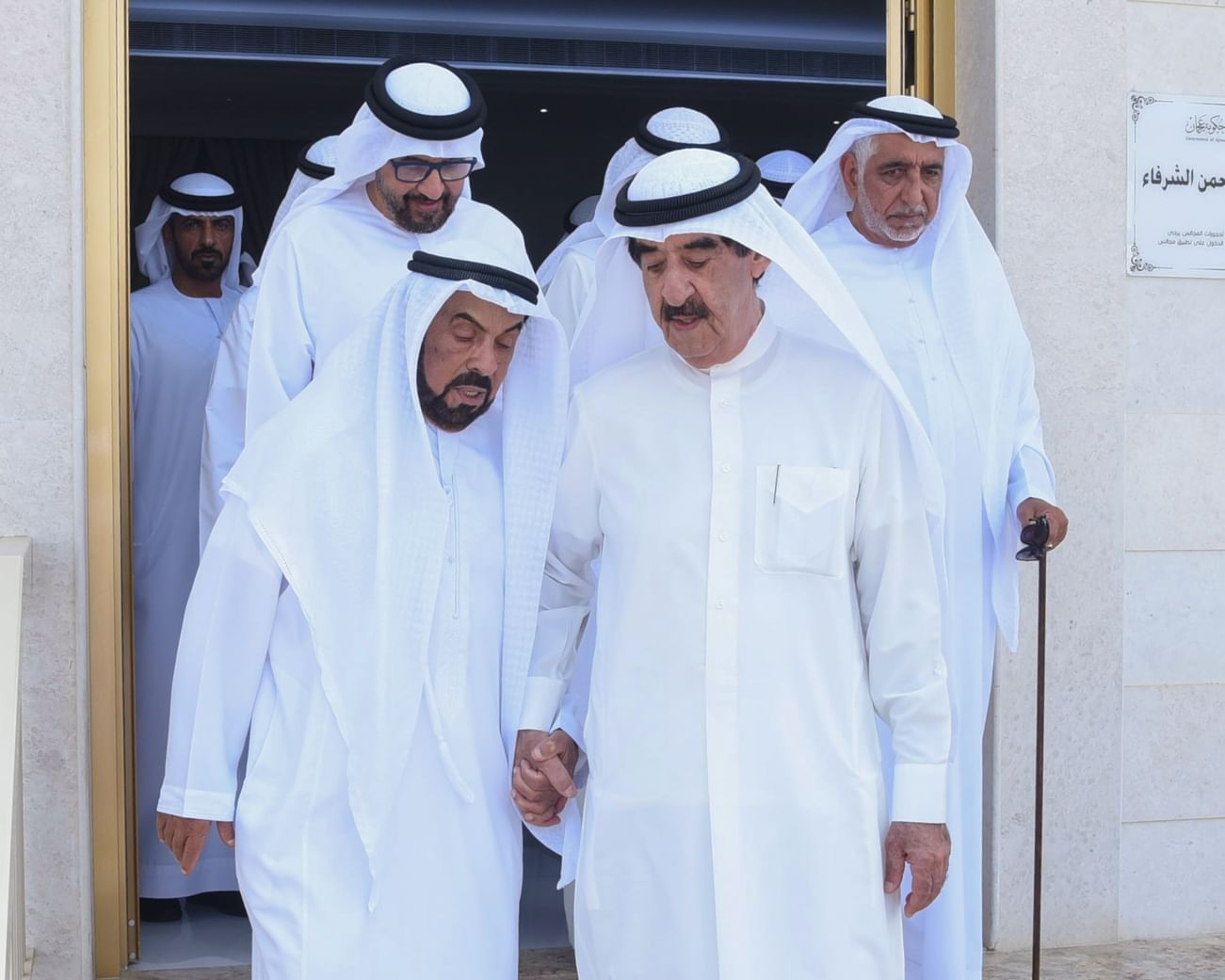 حاكم أم القيوين يقدم واجب العزاء في وفاة منصور سيف الزعابي