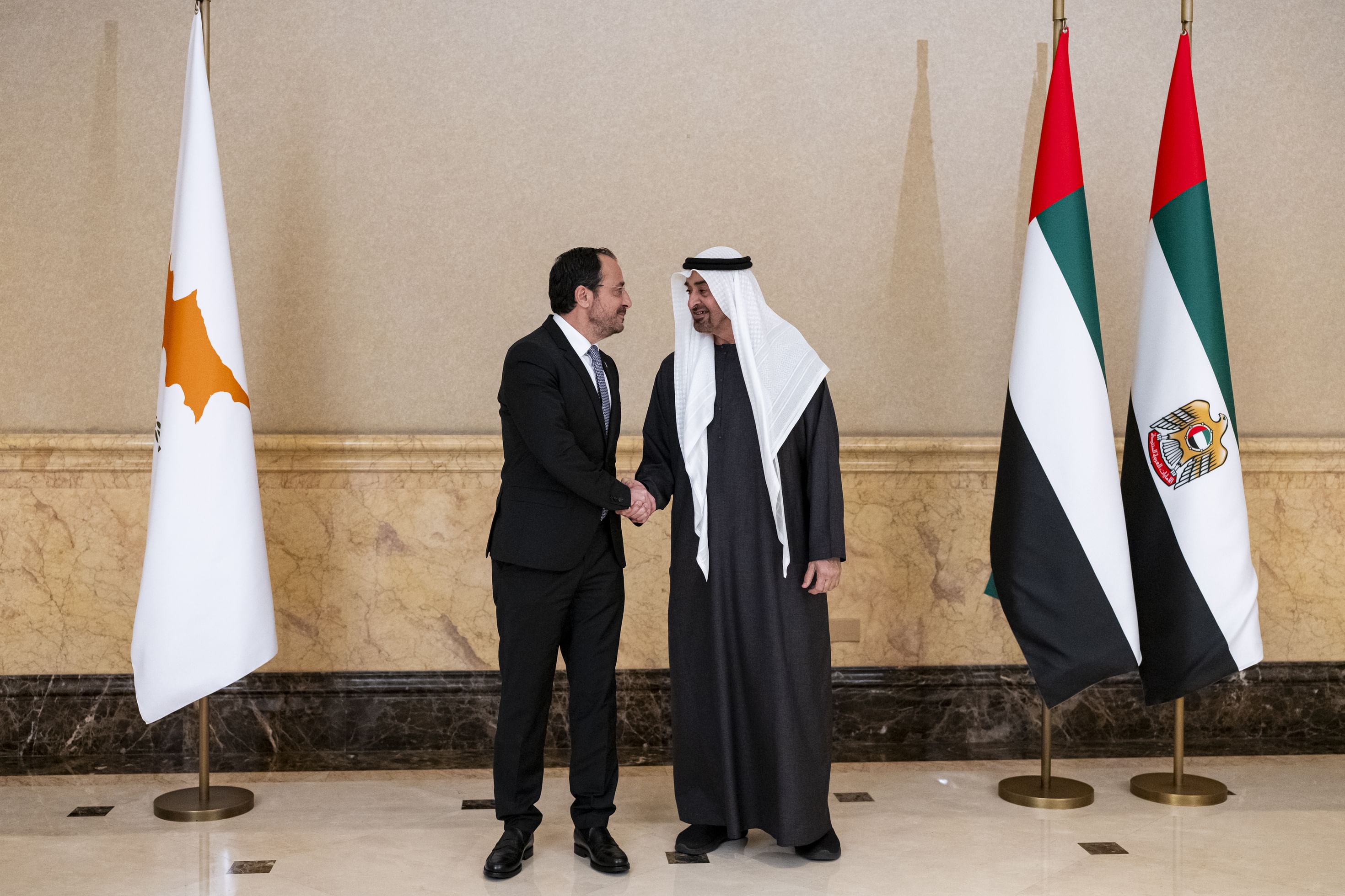 رئيس الدولة ورئيس قبرص يبحثان تعزيز الشراكة الإستراتيجية الشاملة بين البلدين والمستجدات في المنطقة