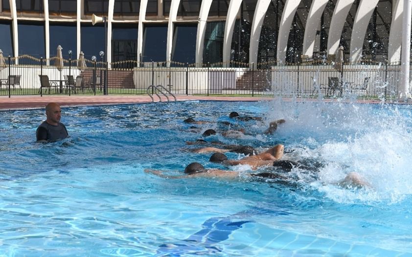 شرطة أبوظبي تنفذ برنامج "السباحة" لمجندي الخدمة الوطنية