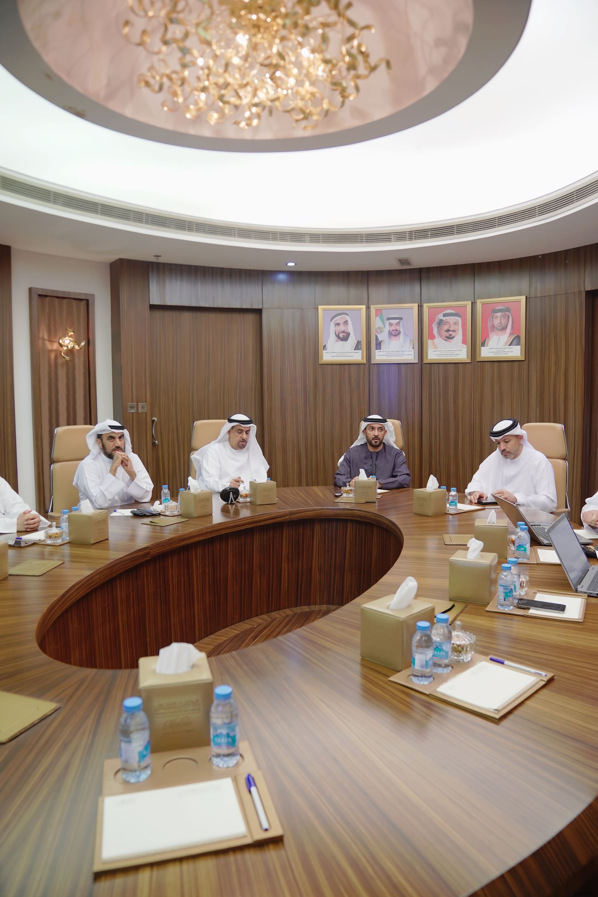 عبدالعزيز بن حميد يطّلع على سير عمل لجنة التثمين والمصالحة في عجمان