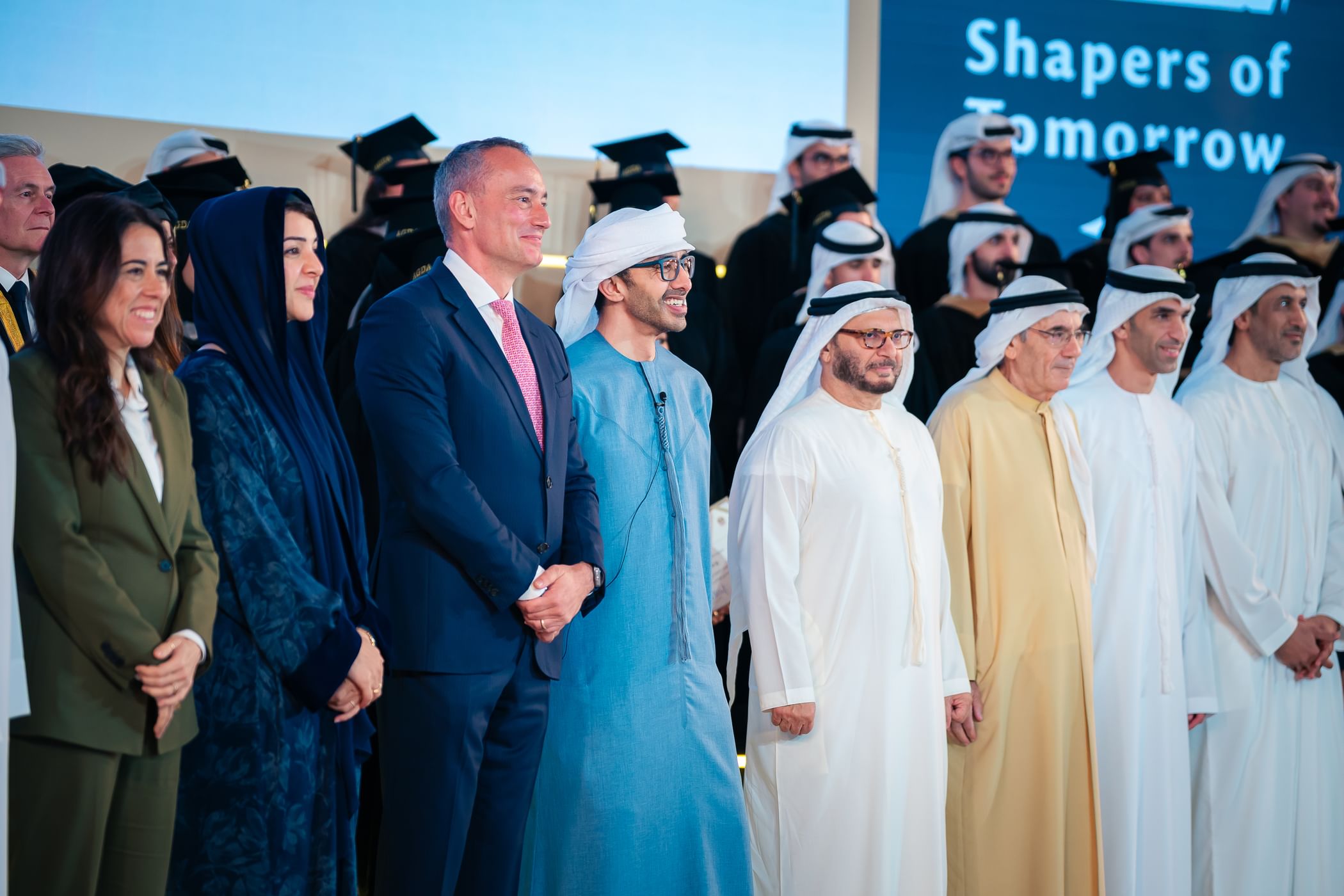 عبدالله بن زايد يشهد تخريج دفعة "صناع الغد" من أكاديمية أنور قرقاش الدبلوماسية