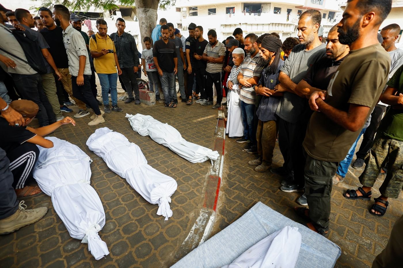استشهاد 6 فلسطينيين على الأقل بينهم منتظرو مساعدات في غزة