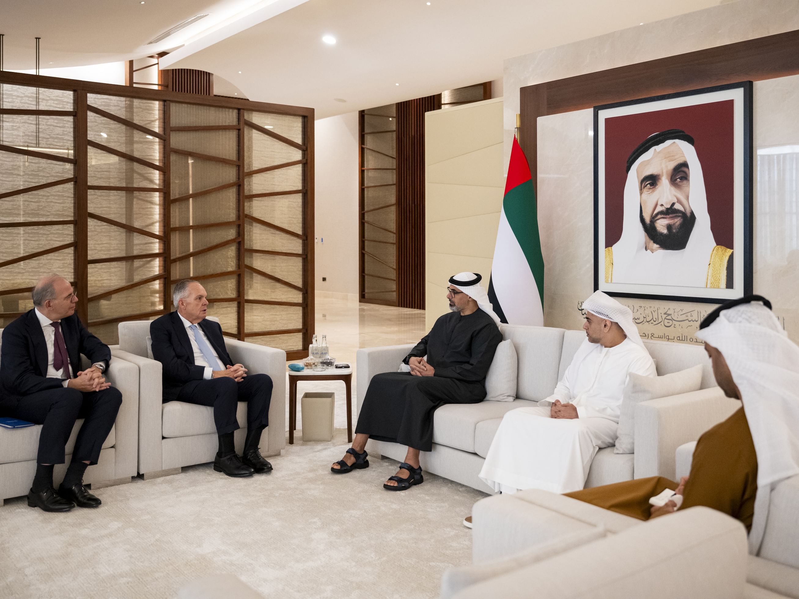 خالد بن محمد بن زايد يلتقي رئيس مجلس الإدارة والرئيس التنفيذي لشركة "ستيت ستريت" لإدارة الأصول المالية