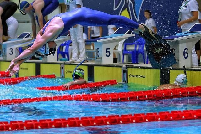 أبوظبي تستضيف كأس العالم للسباحة بالزعانف للمرة الأولى