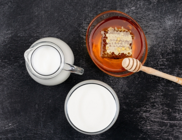 وصفات سريعة من العسل لبشرة نضرة تمنحك إشراقة طبيعية في دقائق